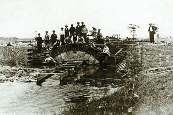 Budowa mostu na Potoku Przyrwa /Potok Ławecki/ (ze zbiorów Alojzego Stachury)