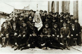 Członkowie Straży Pożarnej w Lędzinach ze sztandarem /1931r./ (ze zbiorów Łucji Kostka)