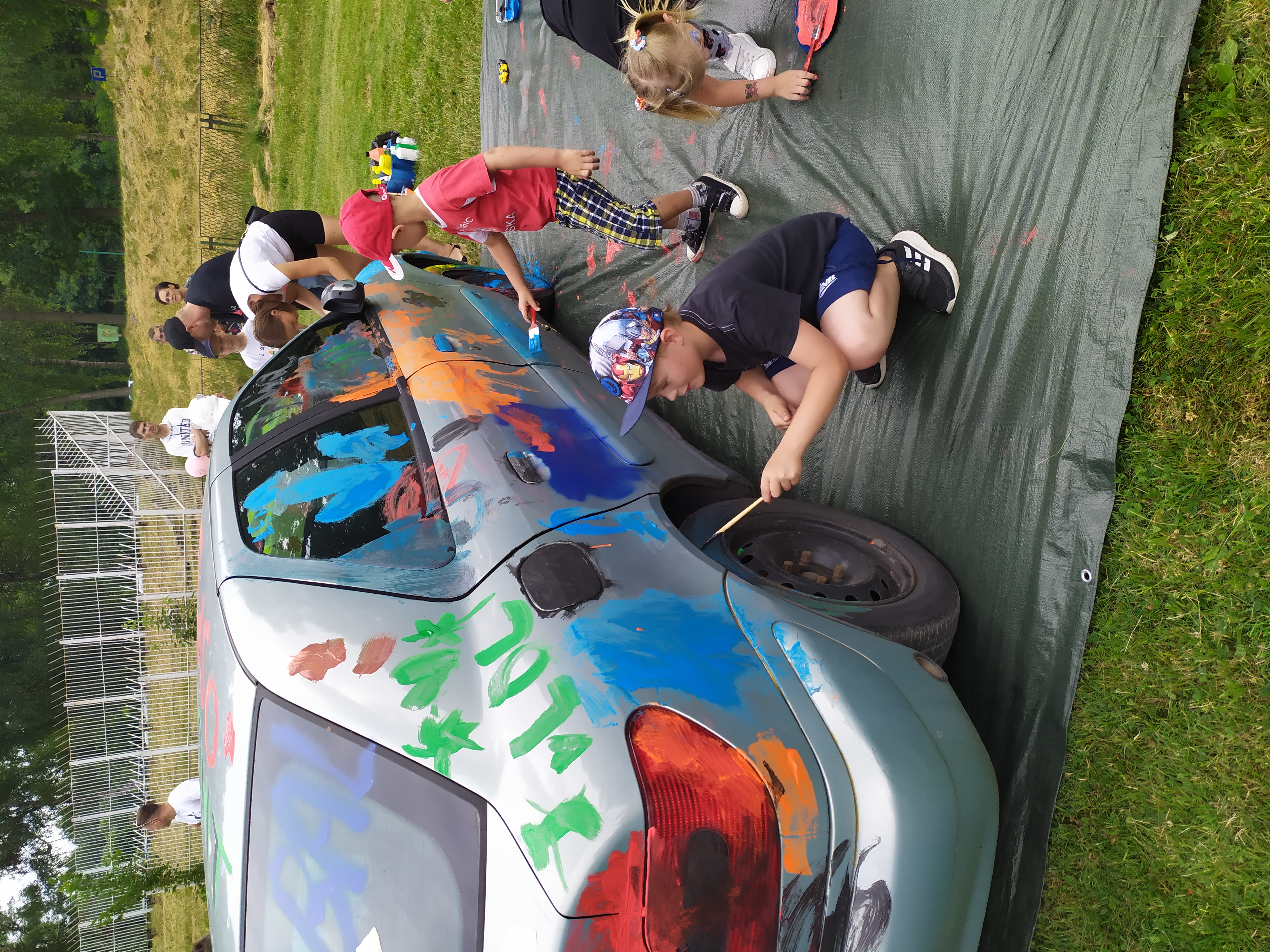 Dzieci malujące samochód