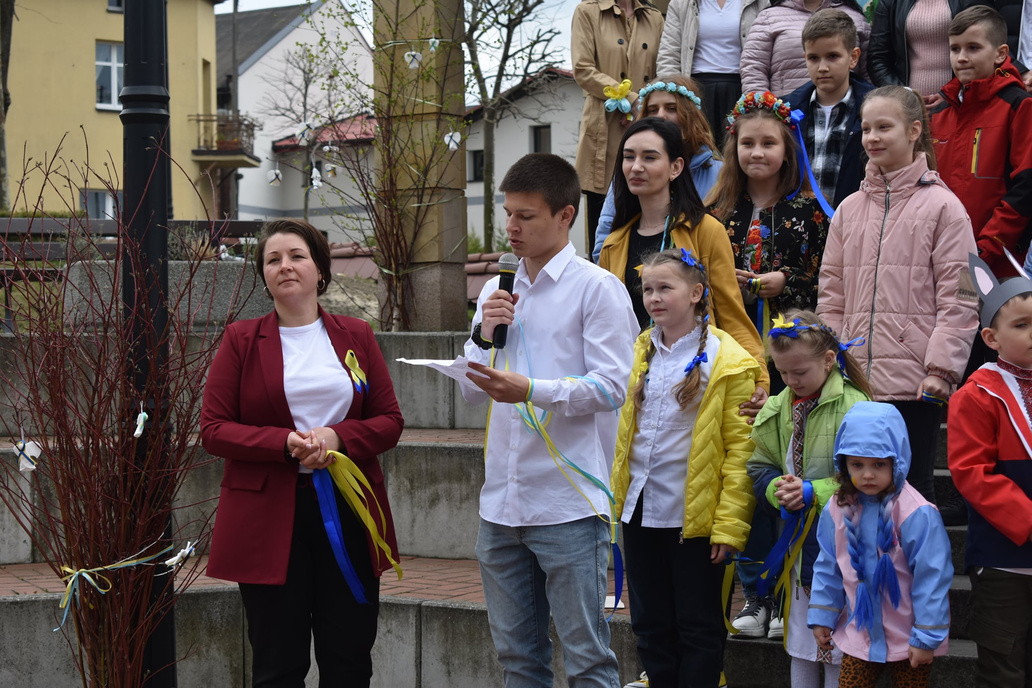 Chłopiec z ukrainy odczytuje wiersz na pikniku dla Ukrainy 