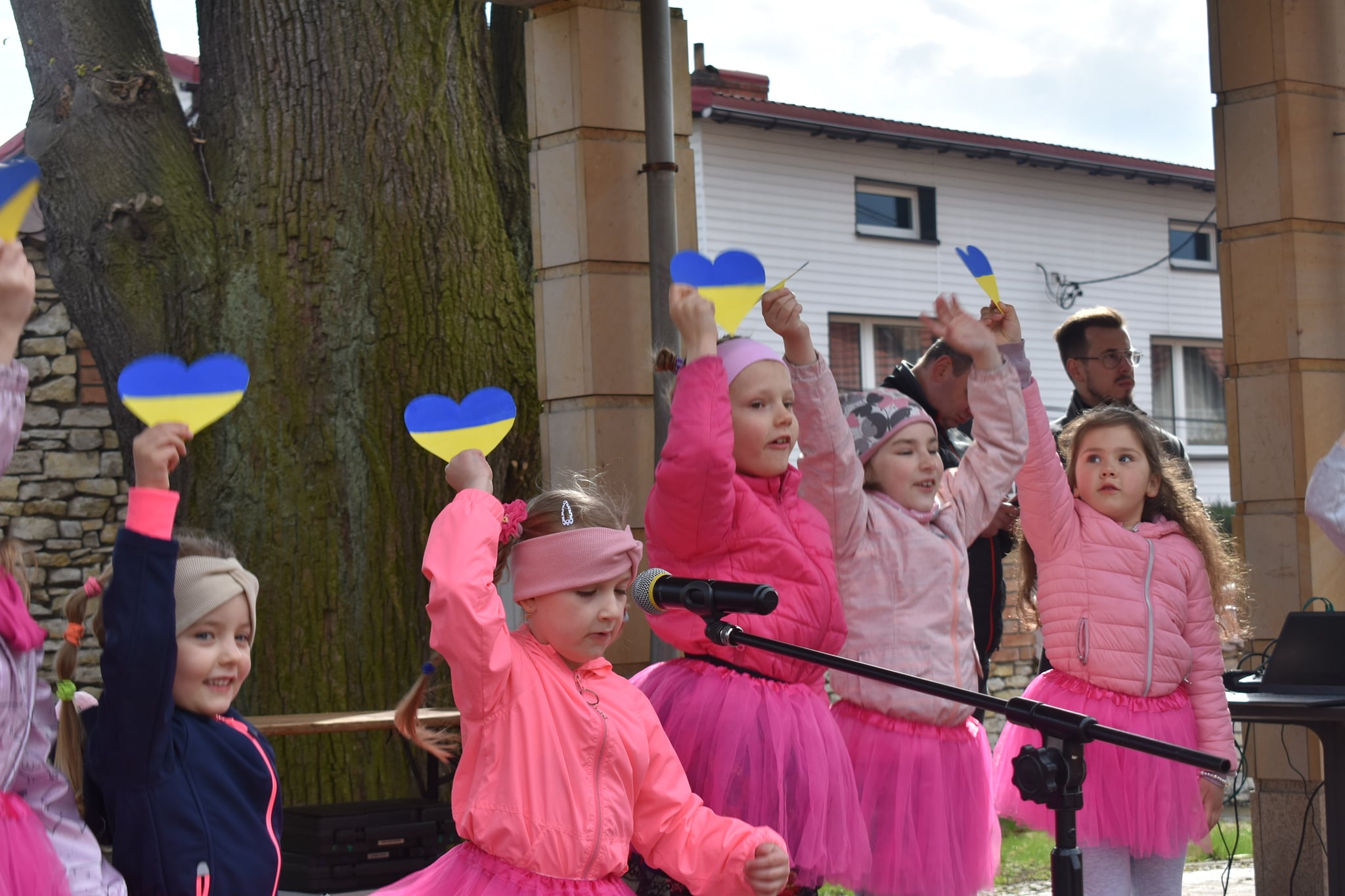Dzieci występujące na scenie z barwami ukrainy