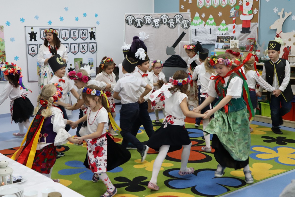 Grupa dzieci tańczy taniec regionalny