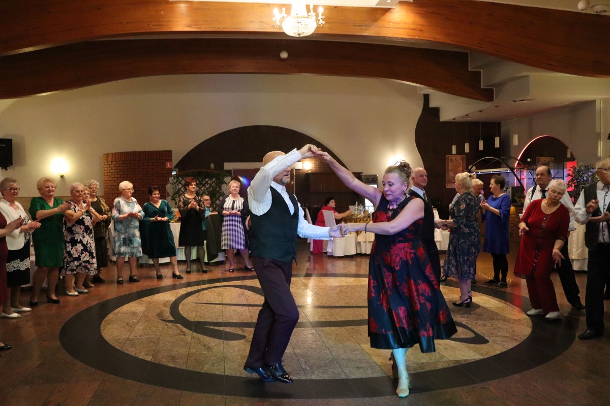 para tańczących seniorów podczas pokazu tańca