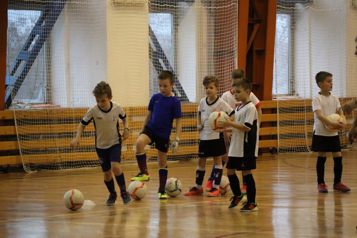 Dzieci podczas treningu piłki nożnej