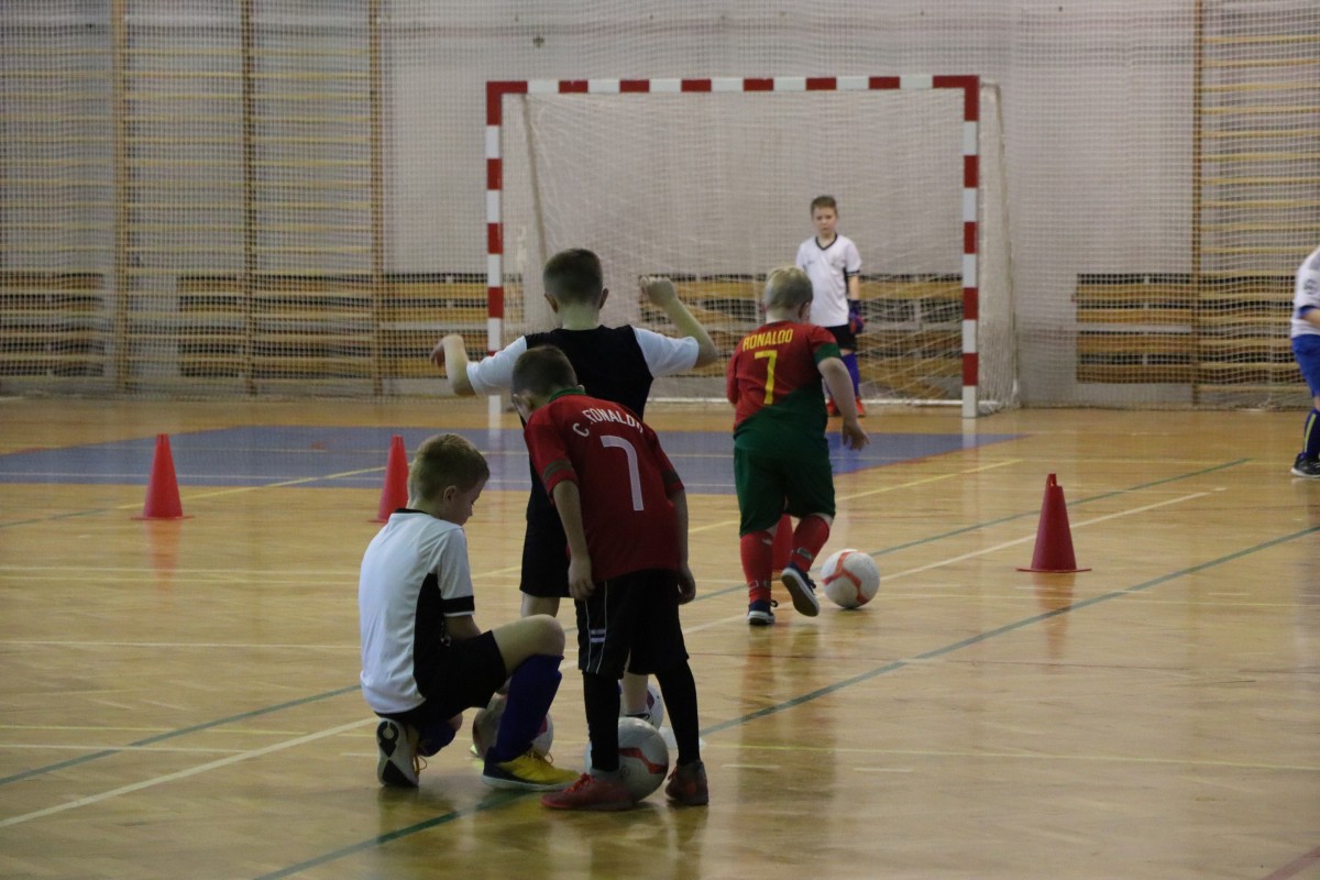 Dzieci podczas treningu piłki nożnej