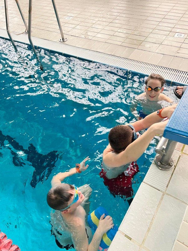 Dzieci podczas zajęć w basenie