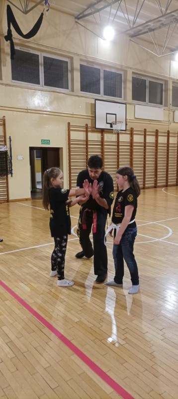 dzieci podczas zajęć karate z instruktorem