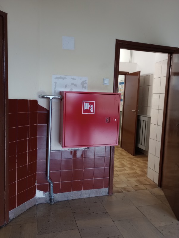 Na zdjęciu nowa instalacja przeciwpożarowa w SP4 czerwona skrzynka ppoż na ścianie