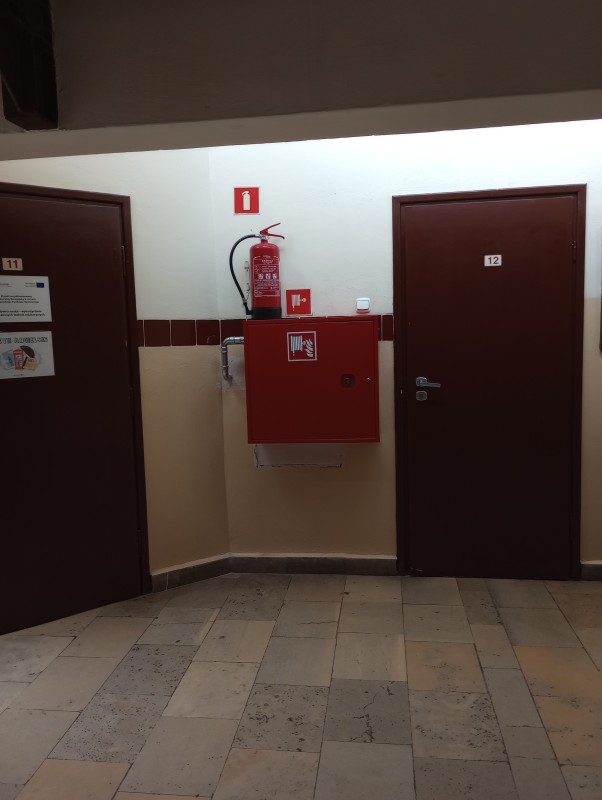 Na zdjęciu nowa instalacja przeciwpożarowa w SP4 czerwona skrzynka ppoż na ścianie