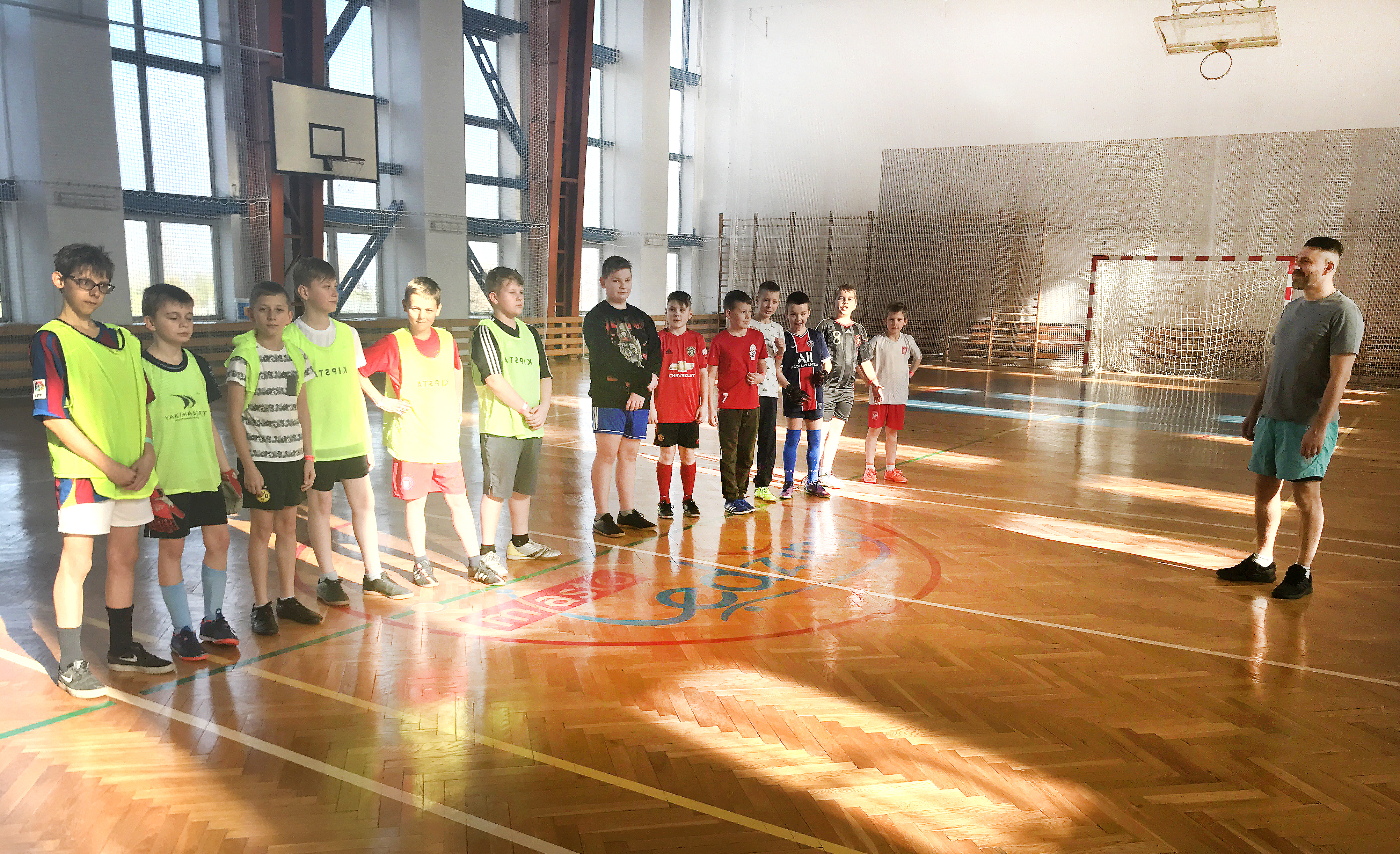 zajęcia na hali sportowej - chłopcy stoją w rzędzie