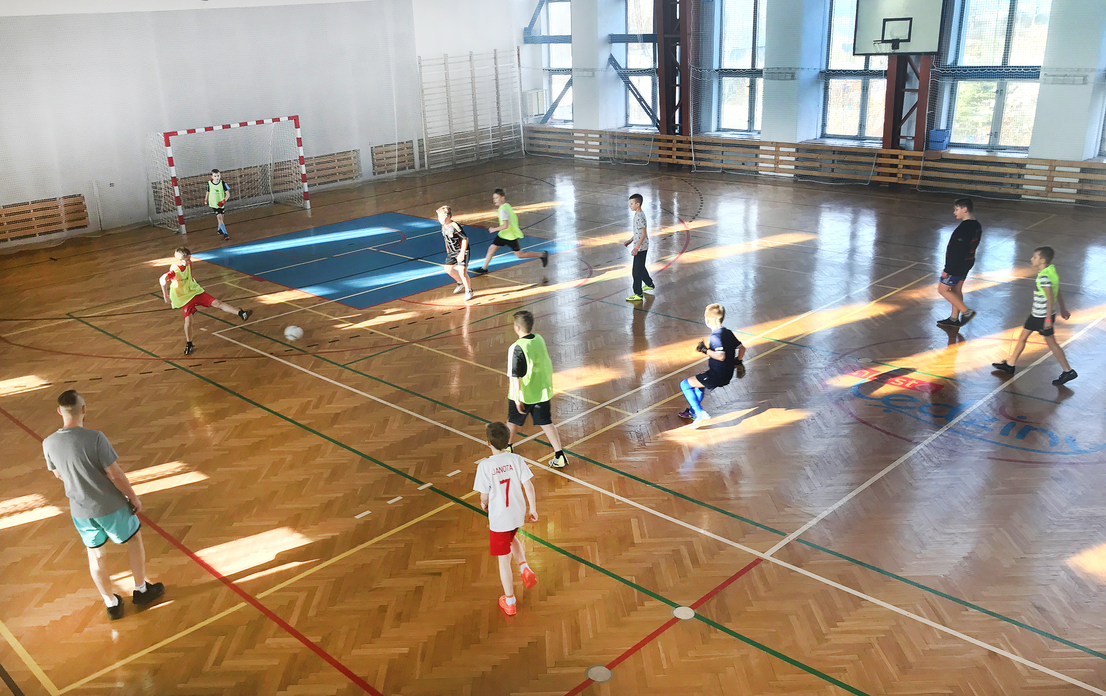 zajęcia na hali sportowej - mecz piłki nożnej