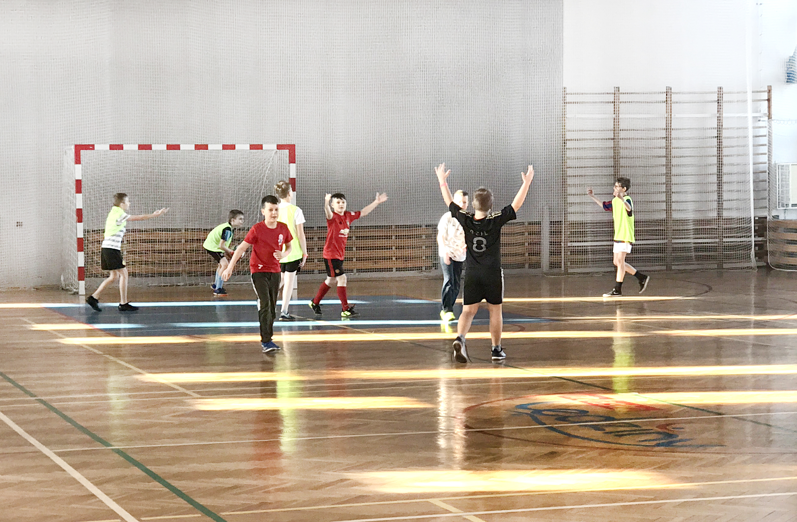 zajęcia na hali sportowej - radość po strzeleniu bramki