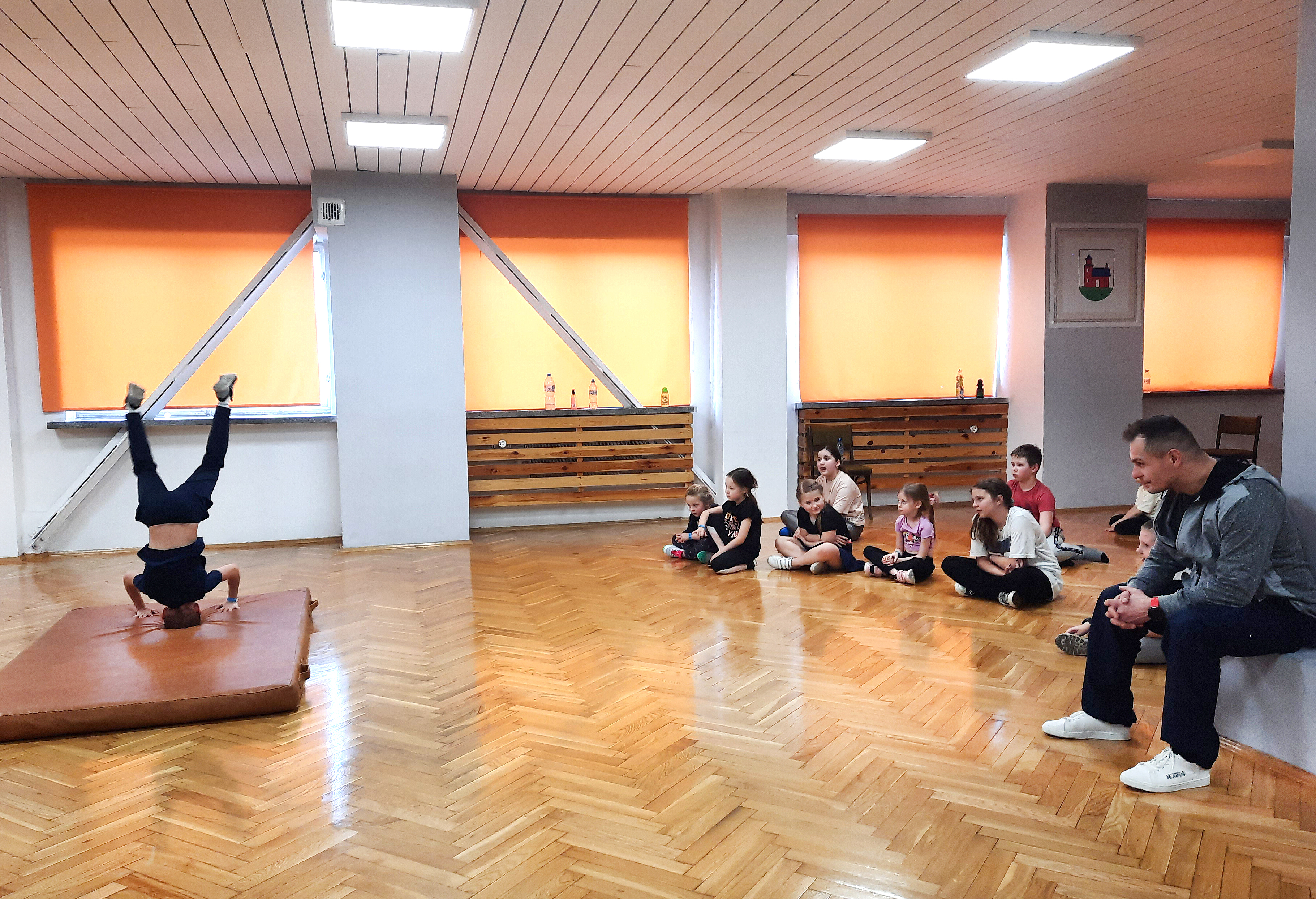 Ćwiczenia z breakdance na sali lustrzanej