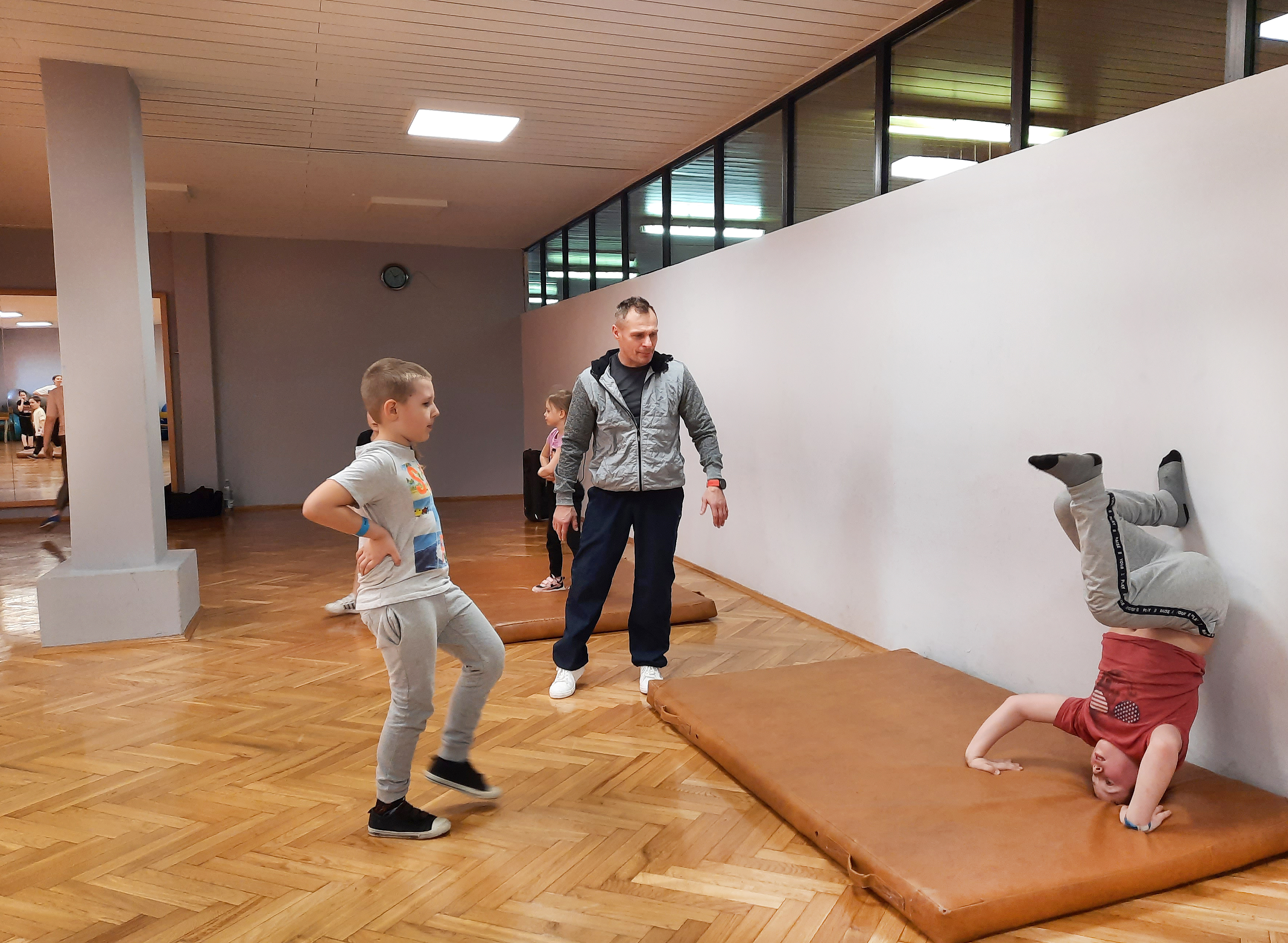 Dzieci podczas ćwieczeń stania na głowie