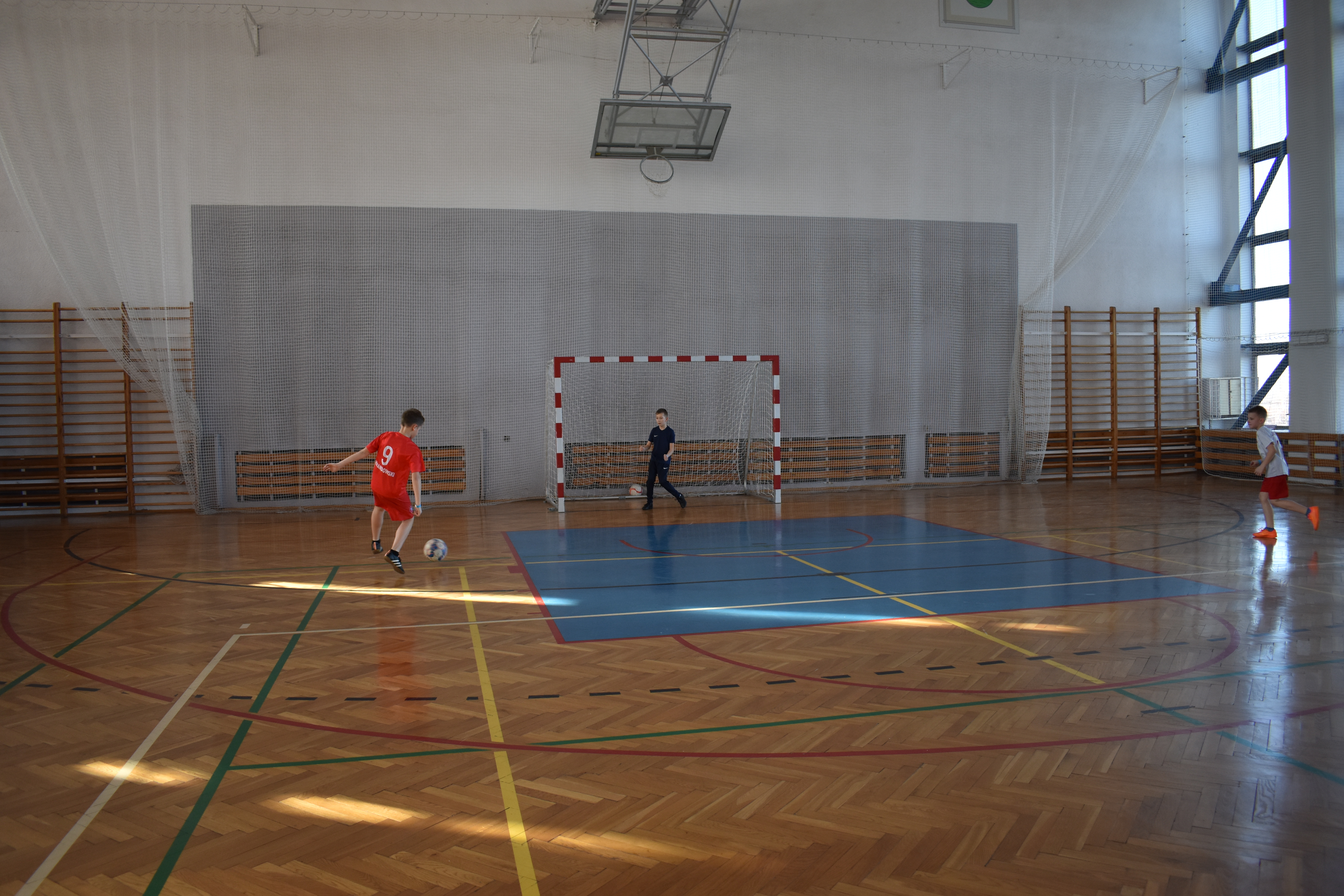 zajęcia na hali sportowej