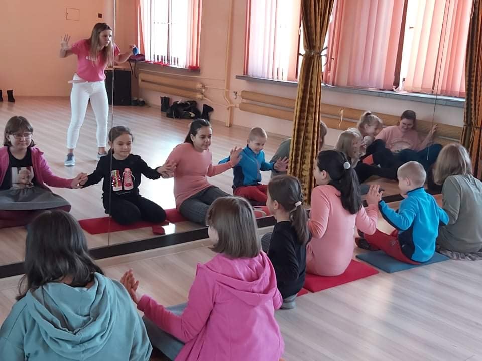 Dzieci podczas zajęć ruchowych w MOK