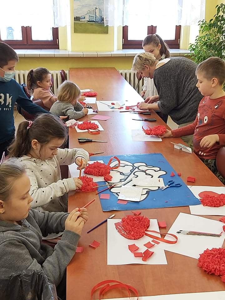 Dzieci przygotowujące prace plastyczne