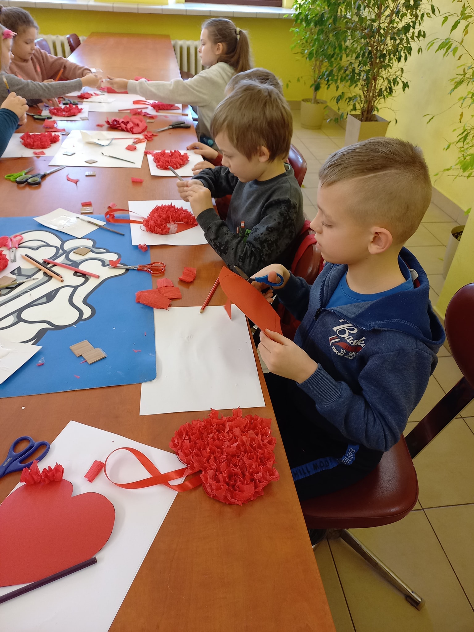 Dzieci wykonujące prace plastyczne