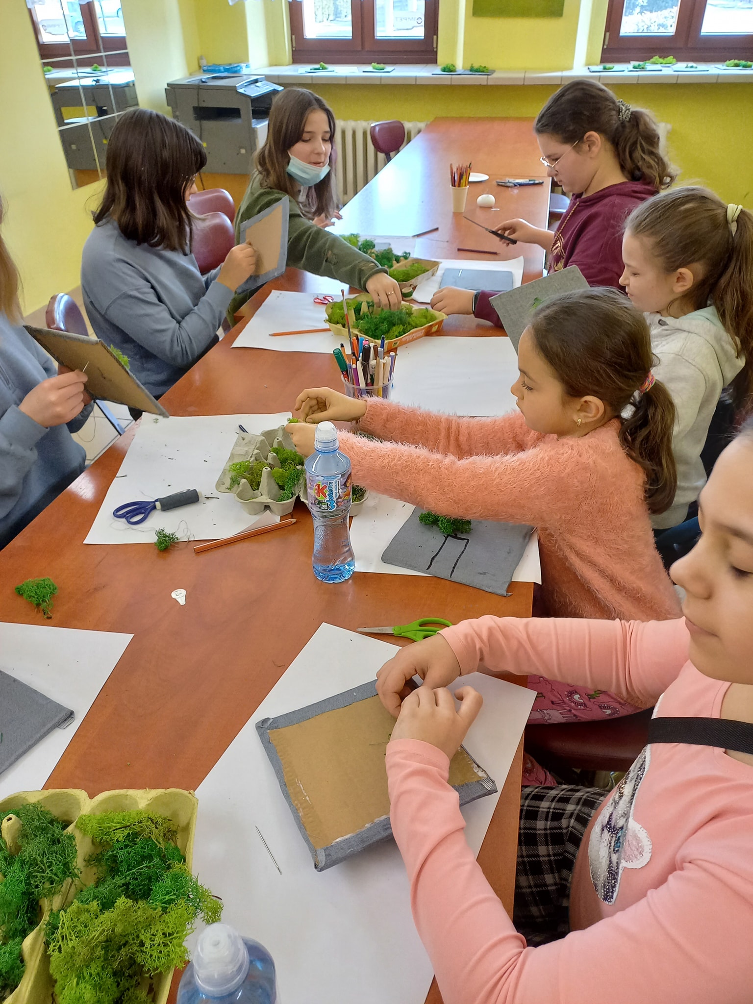 Dzieci podczas przygotowania prac plastycznych