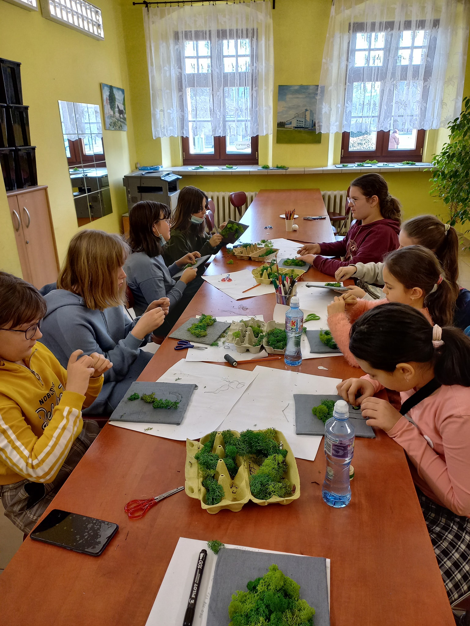 Dzieci przygotowują prace w MOK