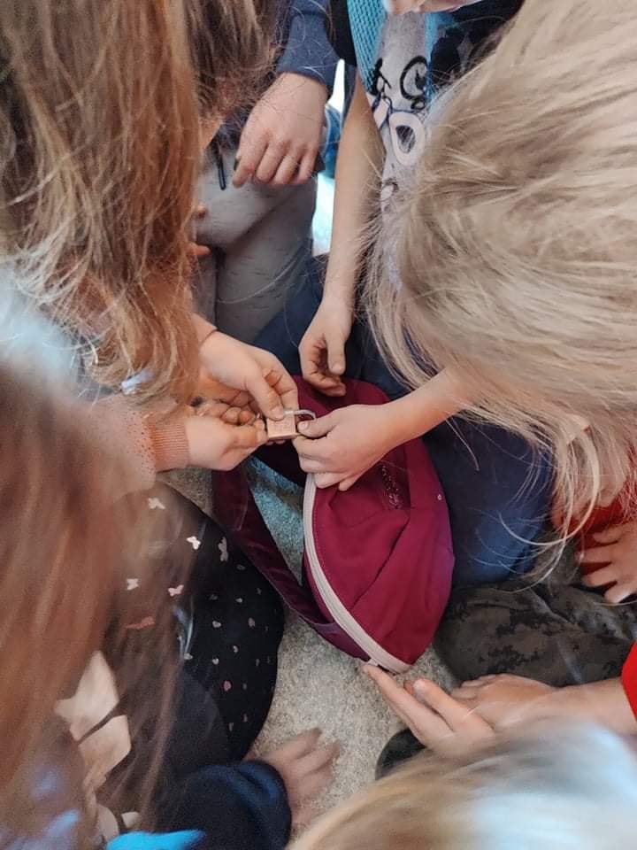 Ręce dzieci podczas zabawy