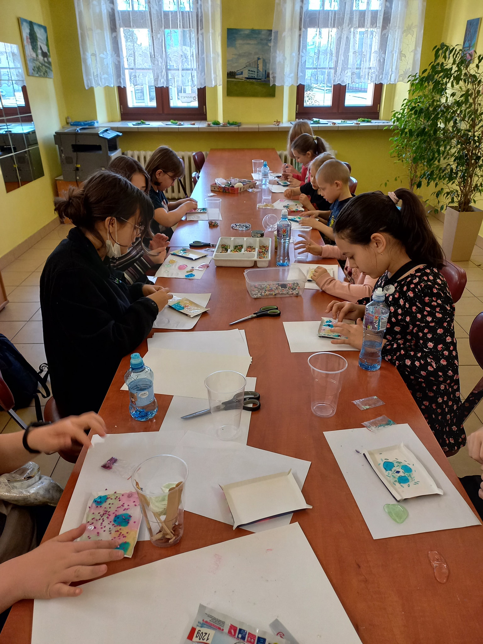 Dzieci przygotowują prace plastyczne 