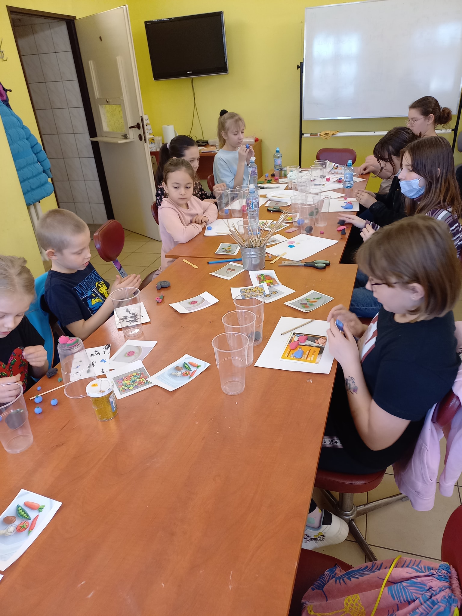 Dzieci przygotowują prace z plasteliny