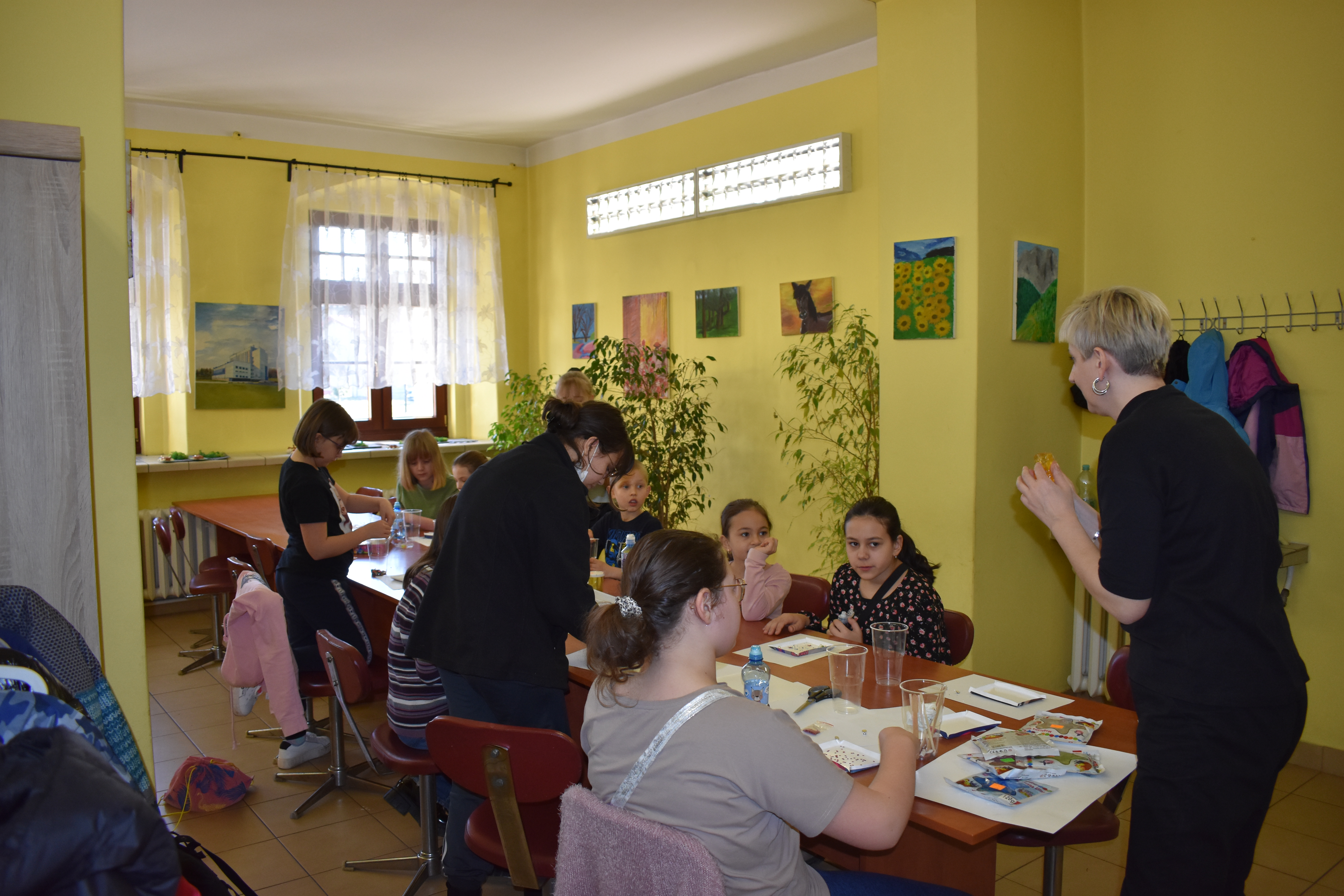 Dzieci podczas przygotowywania prac w MOK