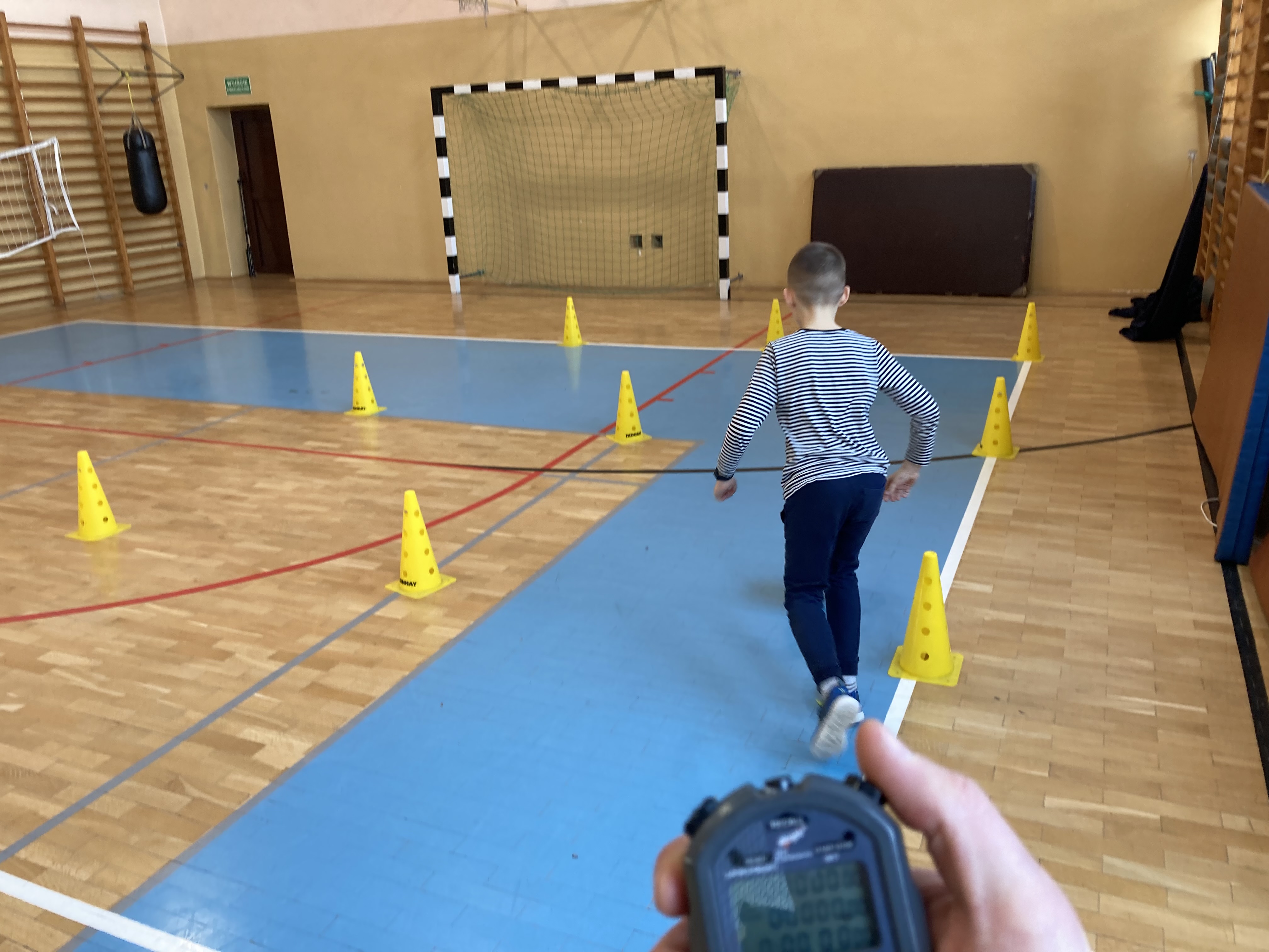 Zajecia sportowe - trening slalom z piłką 