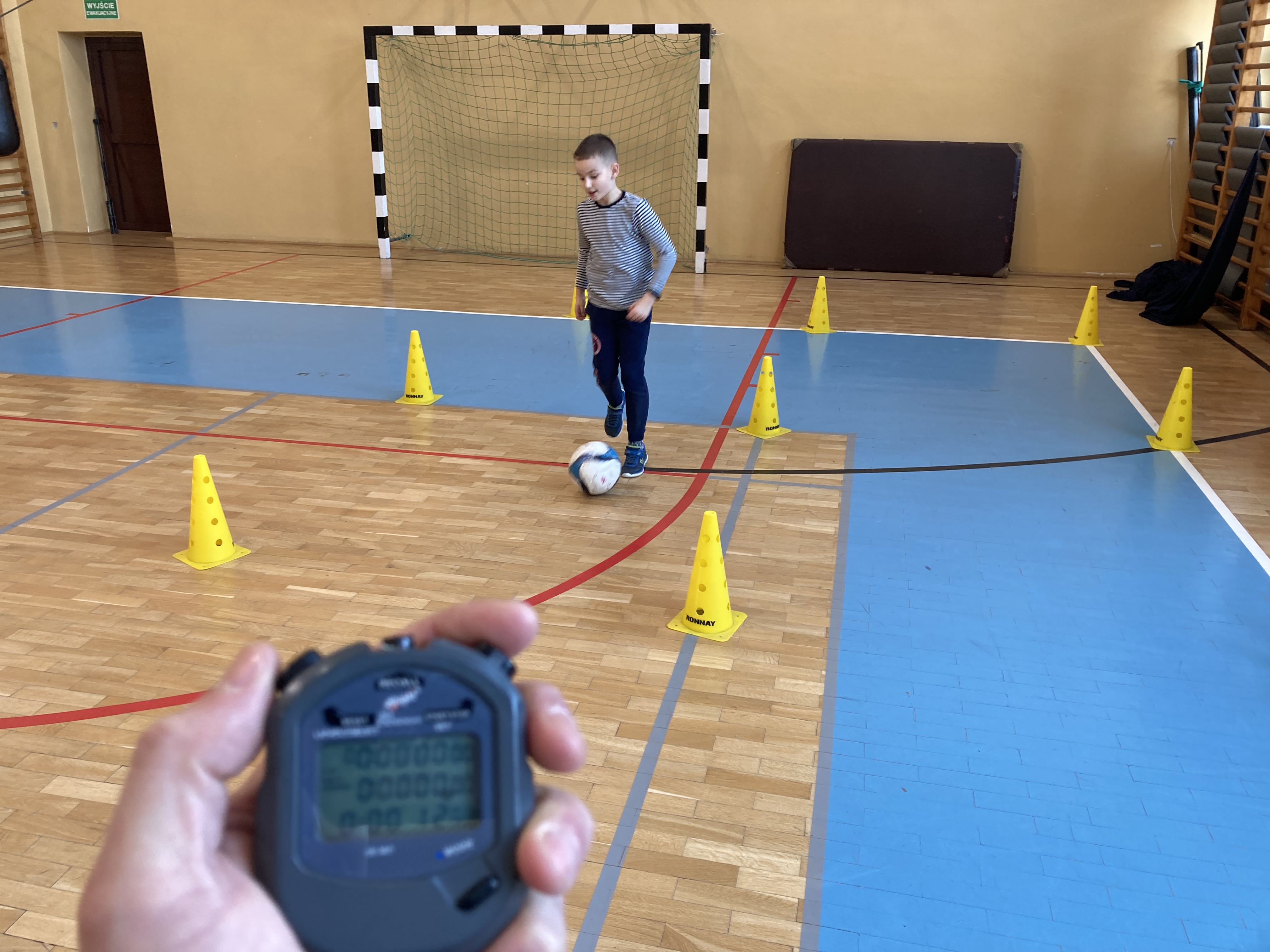 Zajęcia sportowe - trening slalom z piłką 