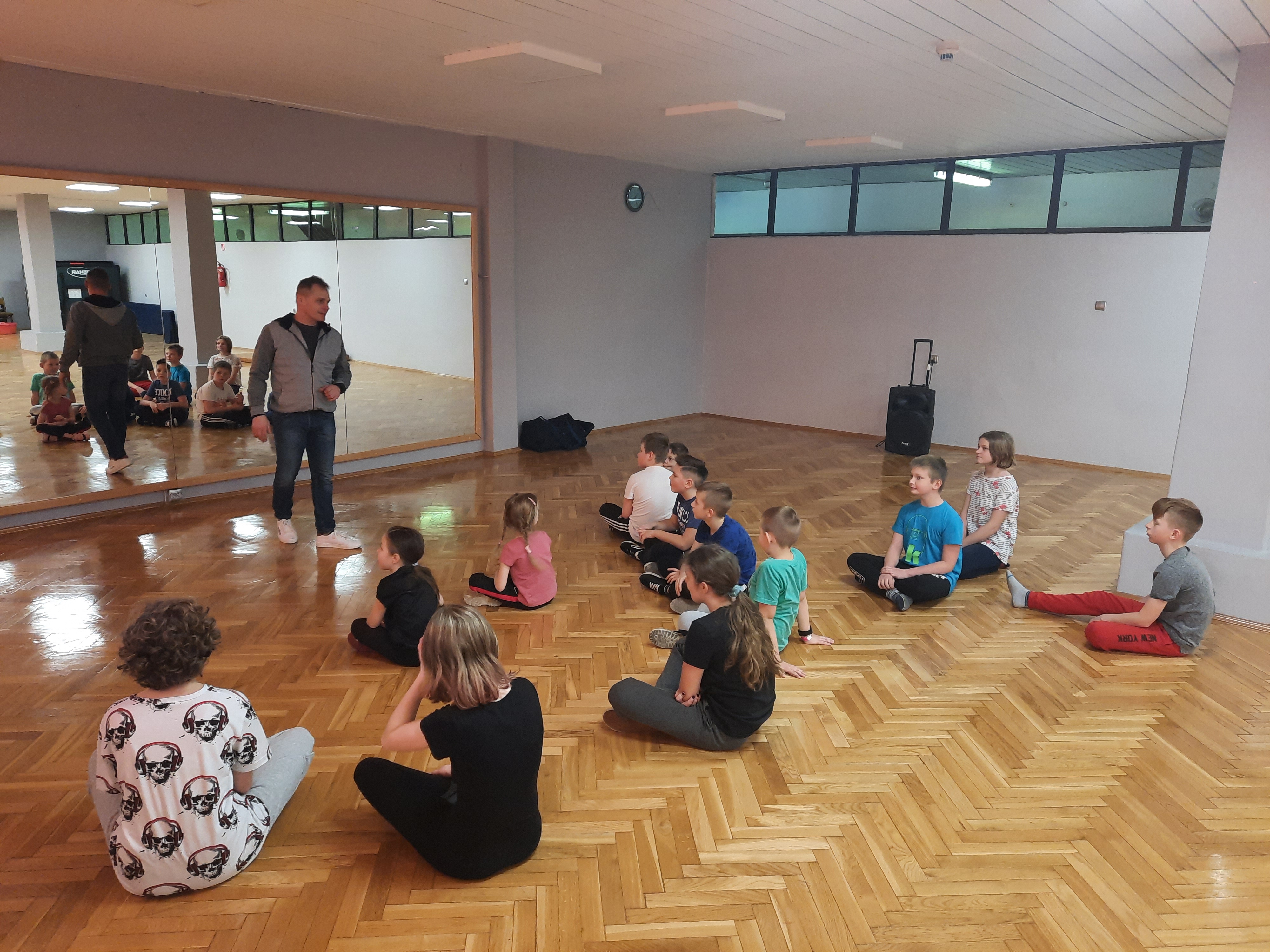 Dzieci podczas zajęć z hiphopu