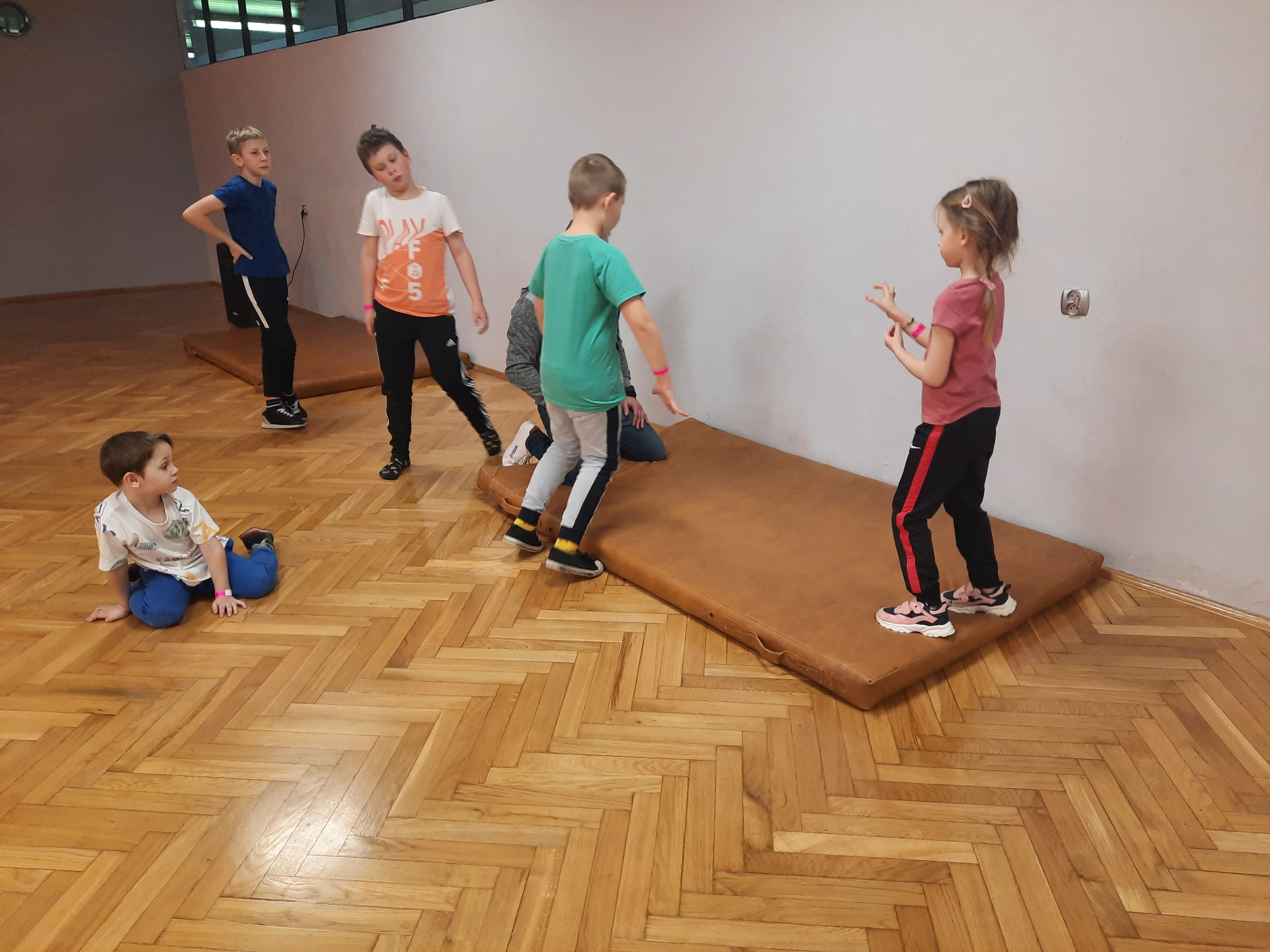 Dzieci podczas zajec breakdance