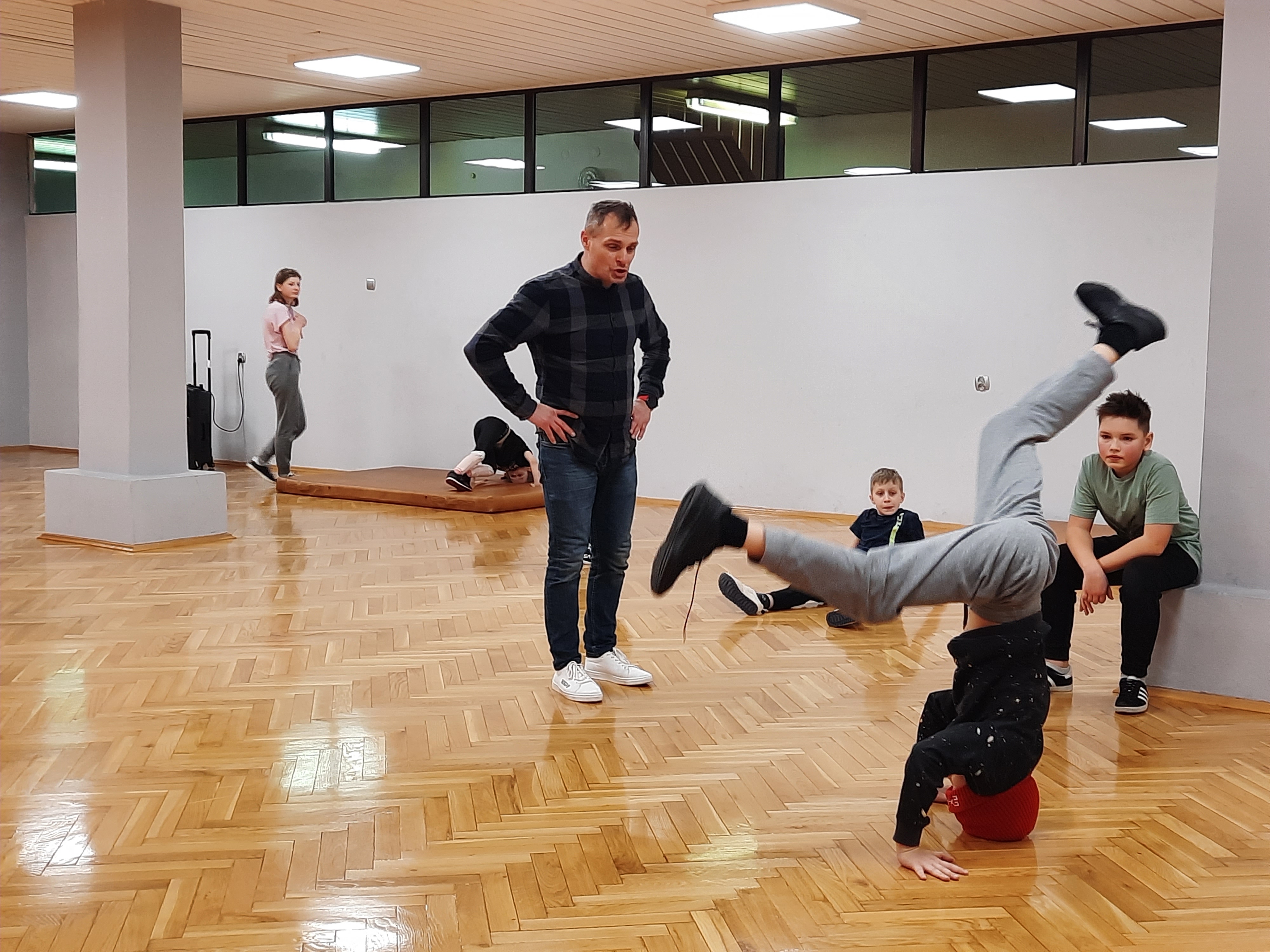 Dzieci podczas zajęć hip-hop