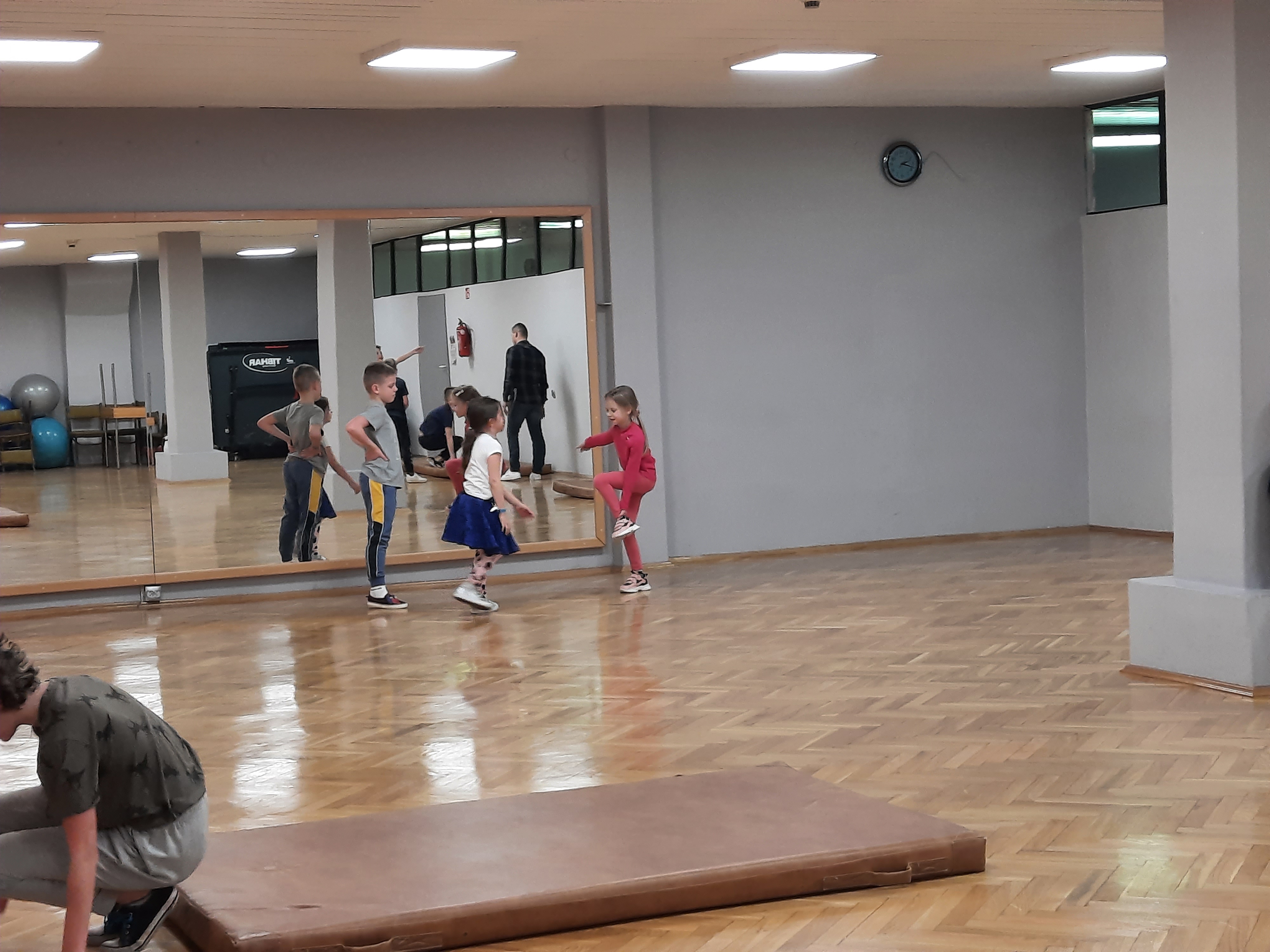 Dzieci podczas zajeć hip-hop