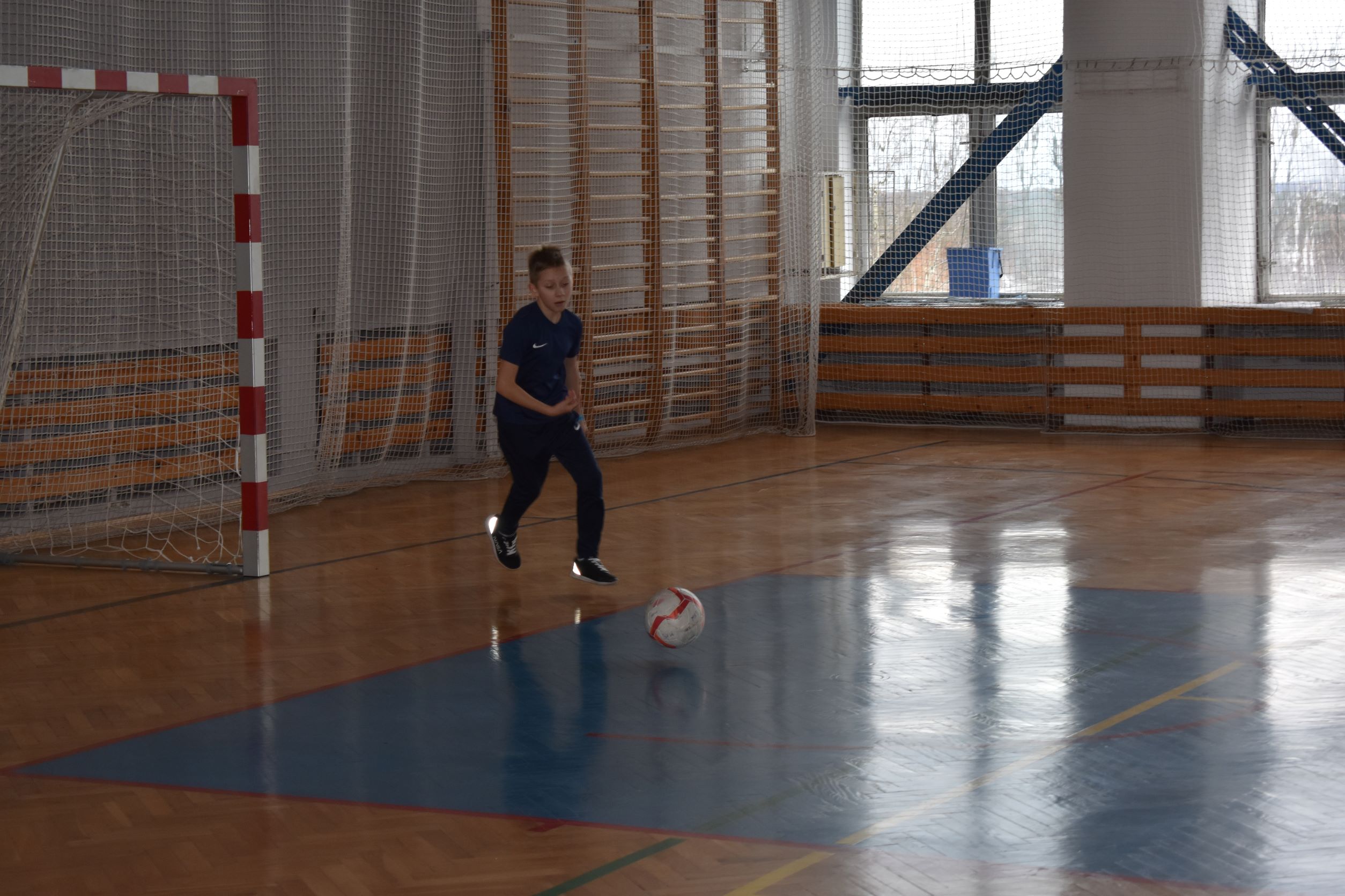 mecz piłkarski na hali sportowej