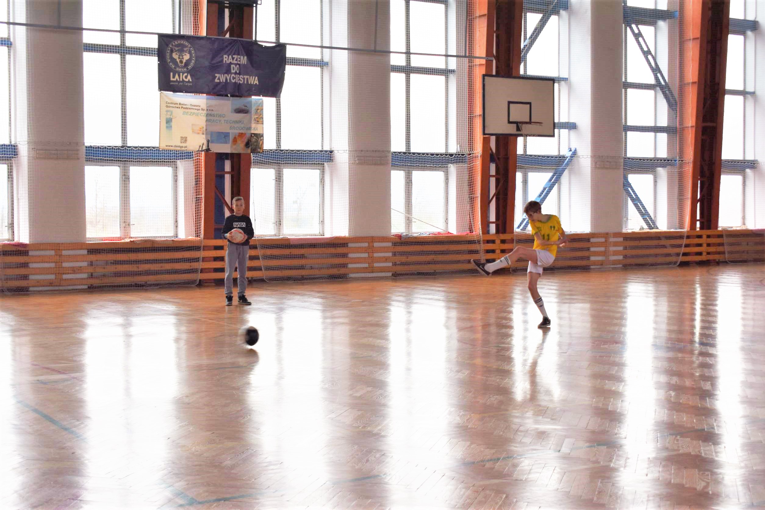 mecz piłkarski na hali sportowej