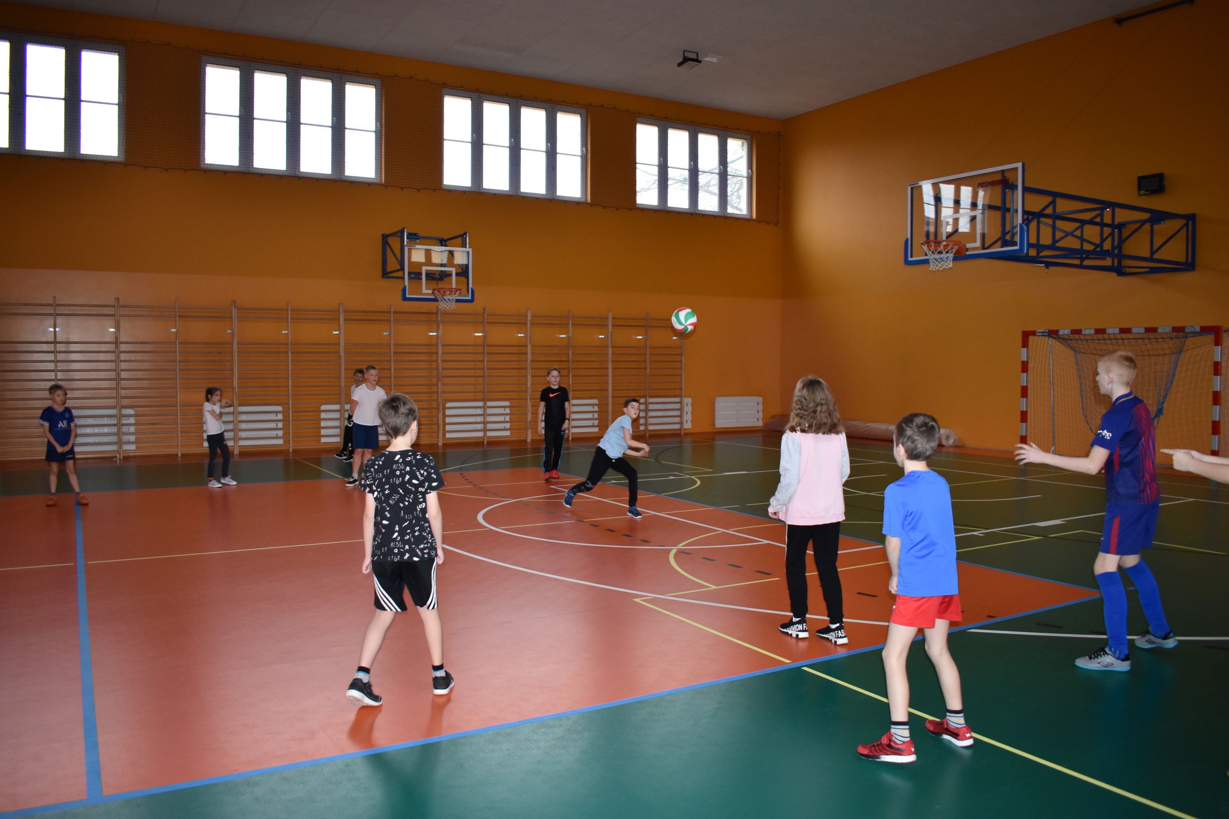 Dzieci podczas zajęć w dwa ognie
