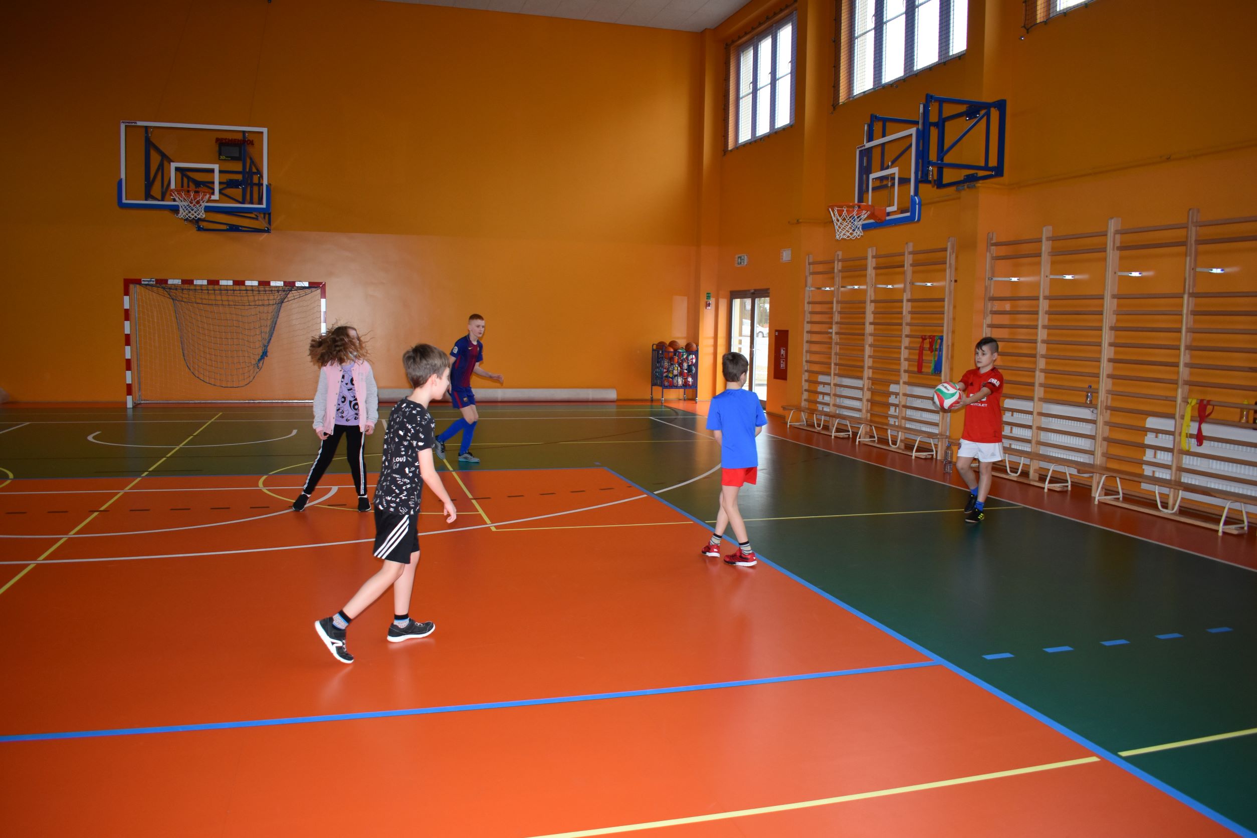 Dzieci podczas gry w dwa ognie