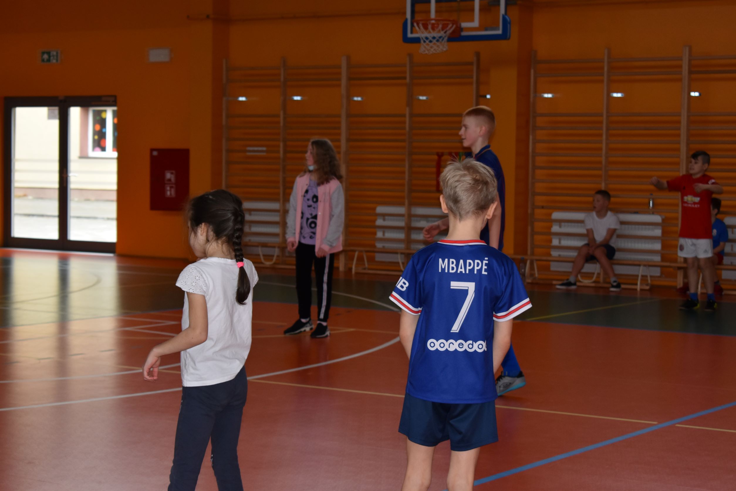 Dzieci podczas gry w dwa ognie na sali gimnastycznej