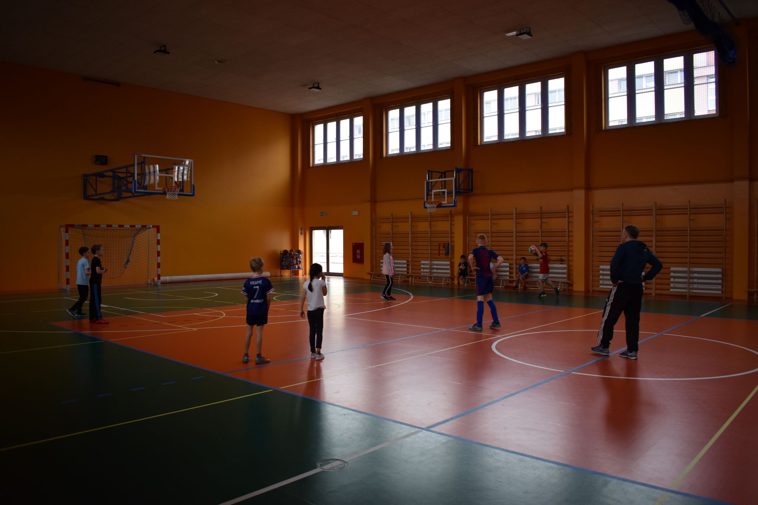 Dzieci podczas gry w dwa ognie na sali gimnastycznej