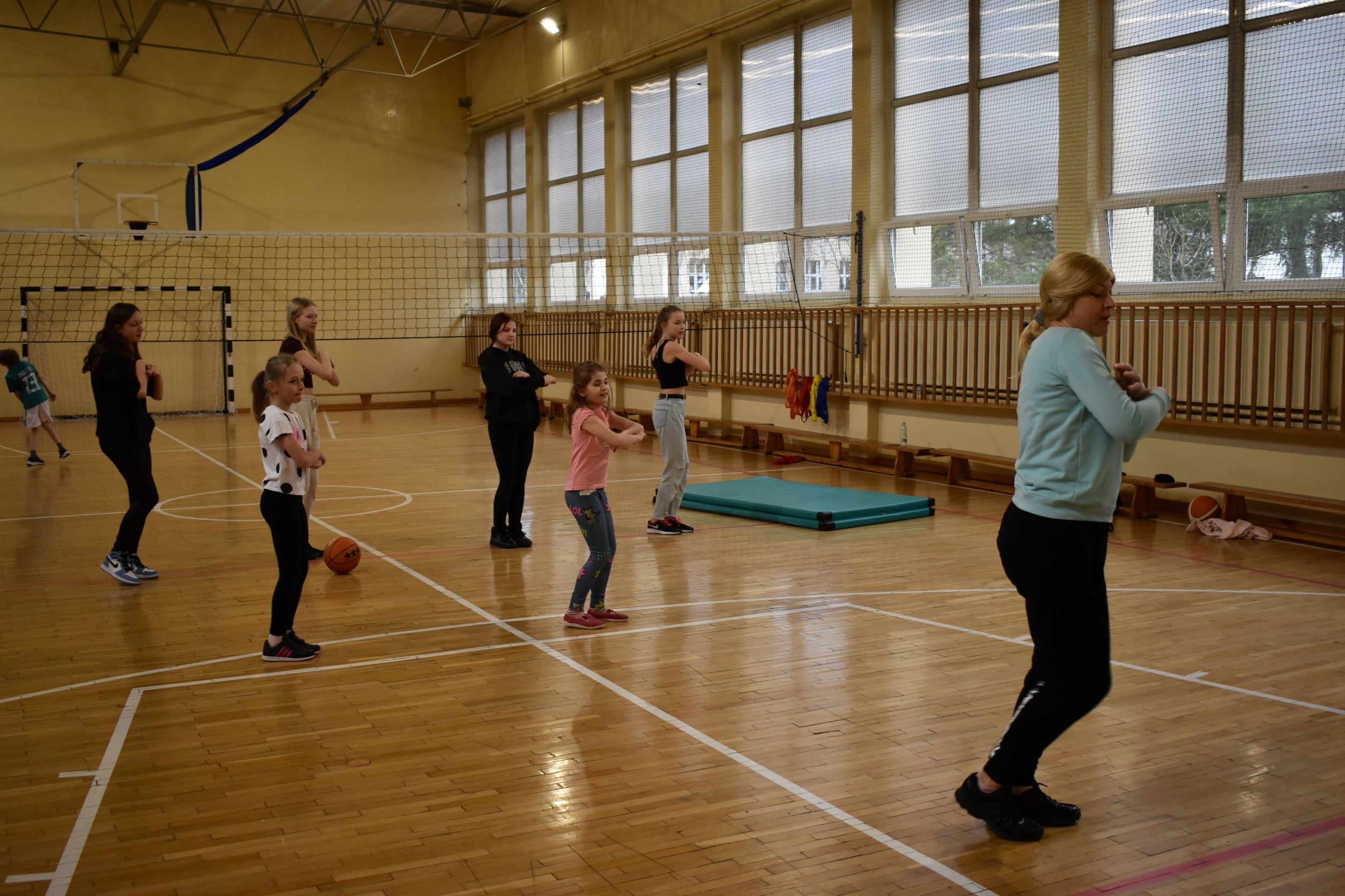 Dzieci podczas zajęć tanecznych na sali gimnastycznej