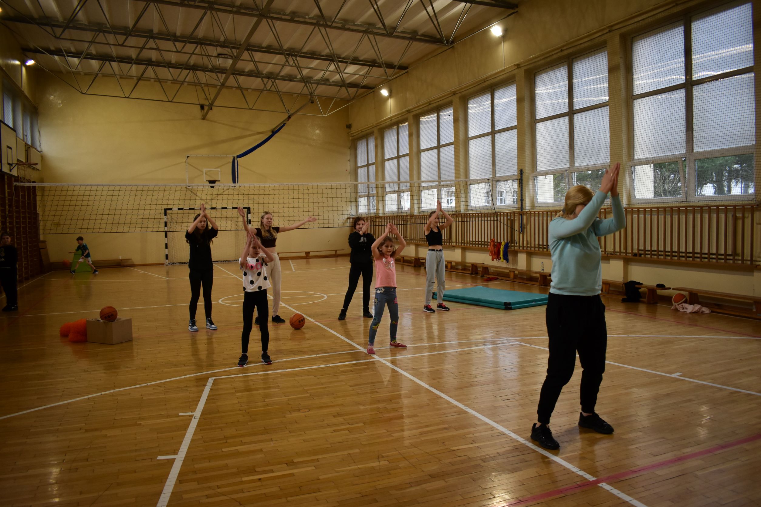 Dzieci podczas zajęć tanecznych na sali gimnastycznej