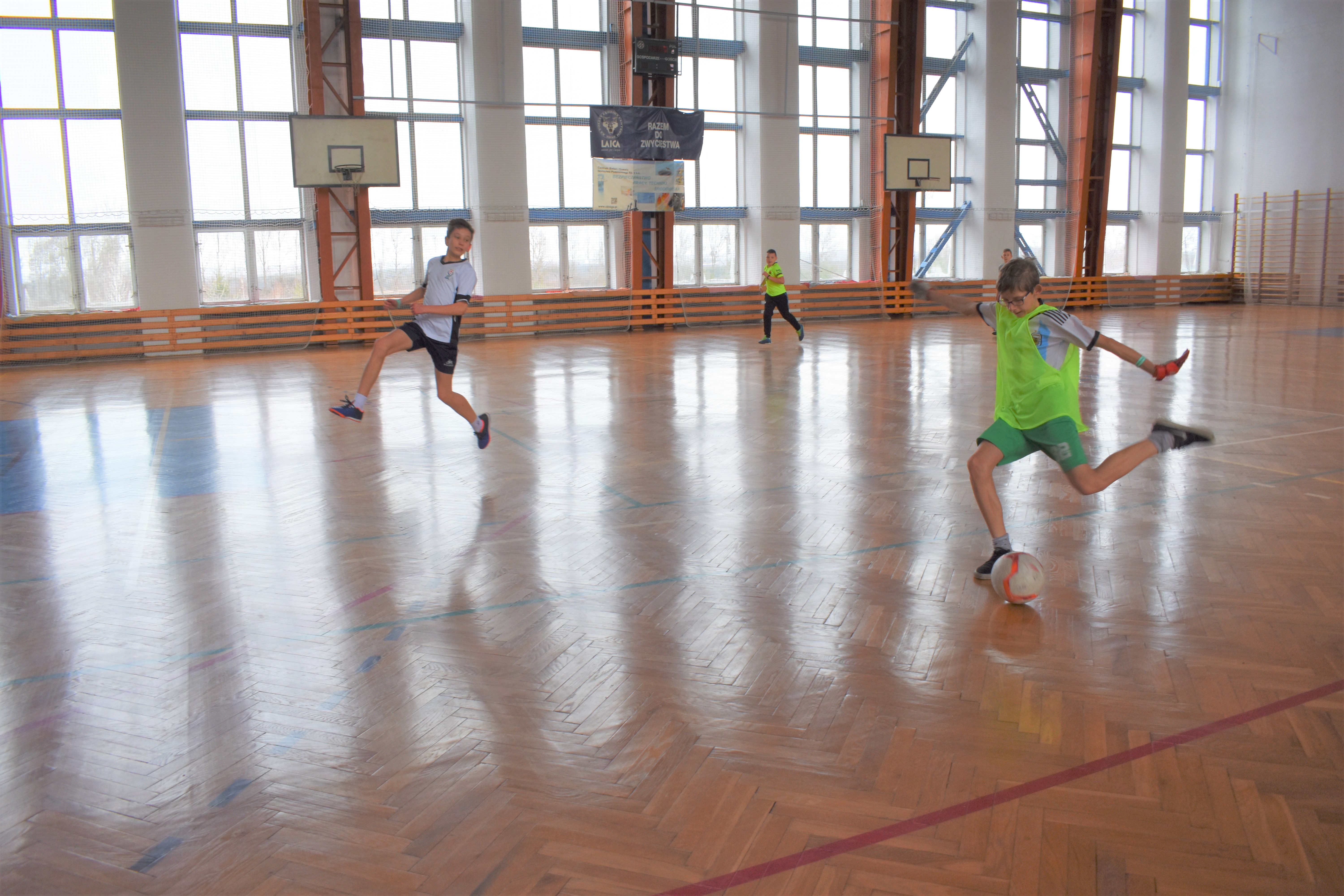 Chłopcy podczas meczu piłki nożnej na hali sportowej
