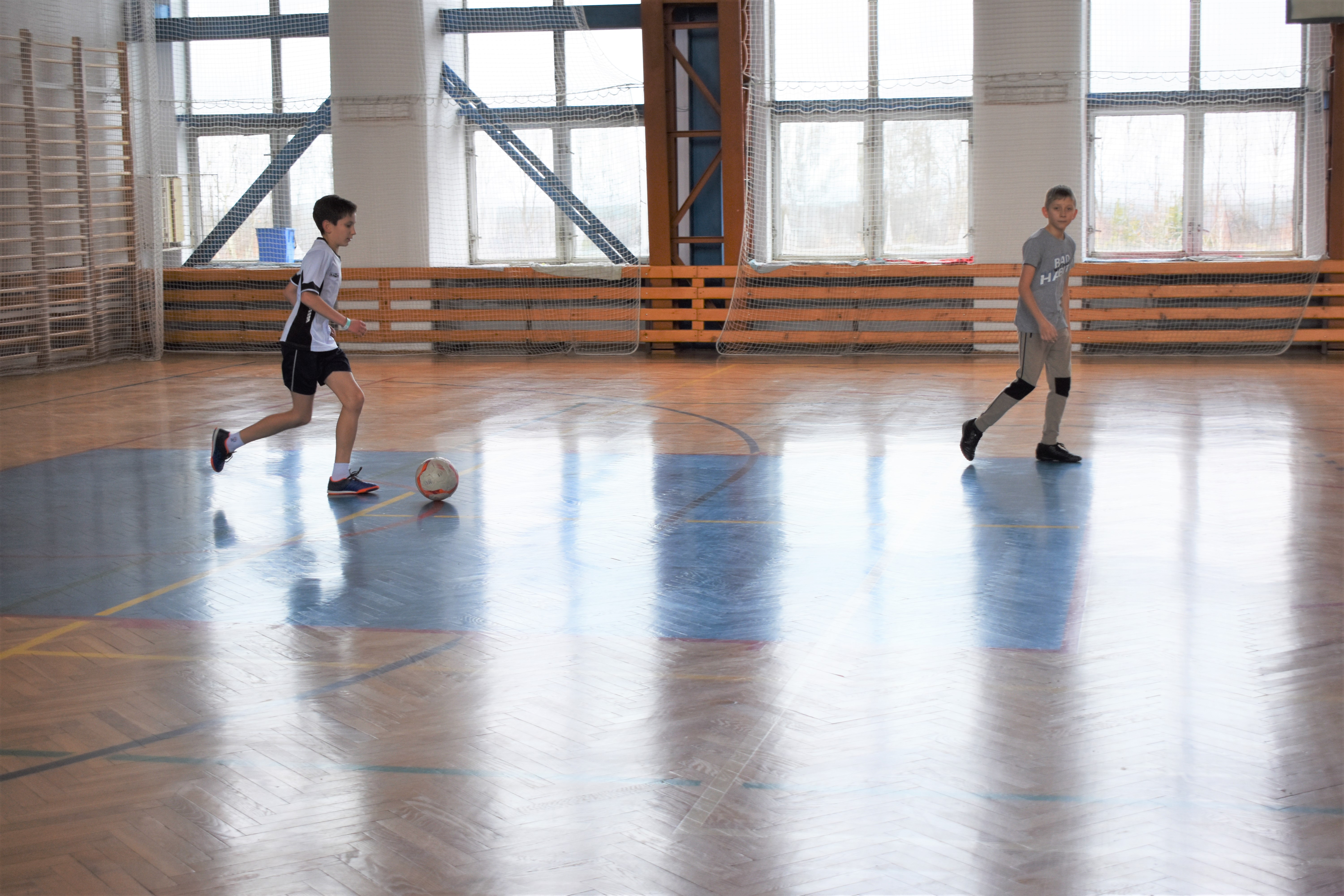 Chłopcy podczas meczu piłki nożnej na hali sportowej