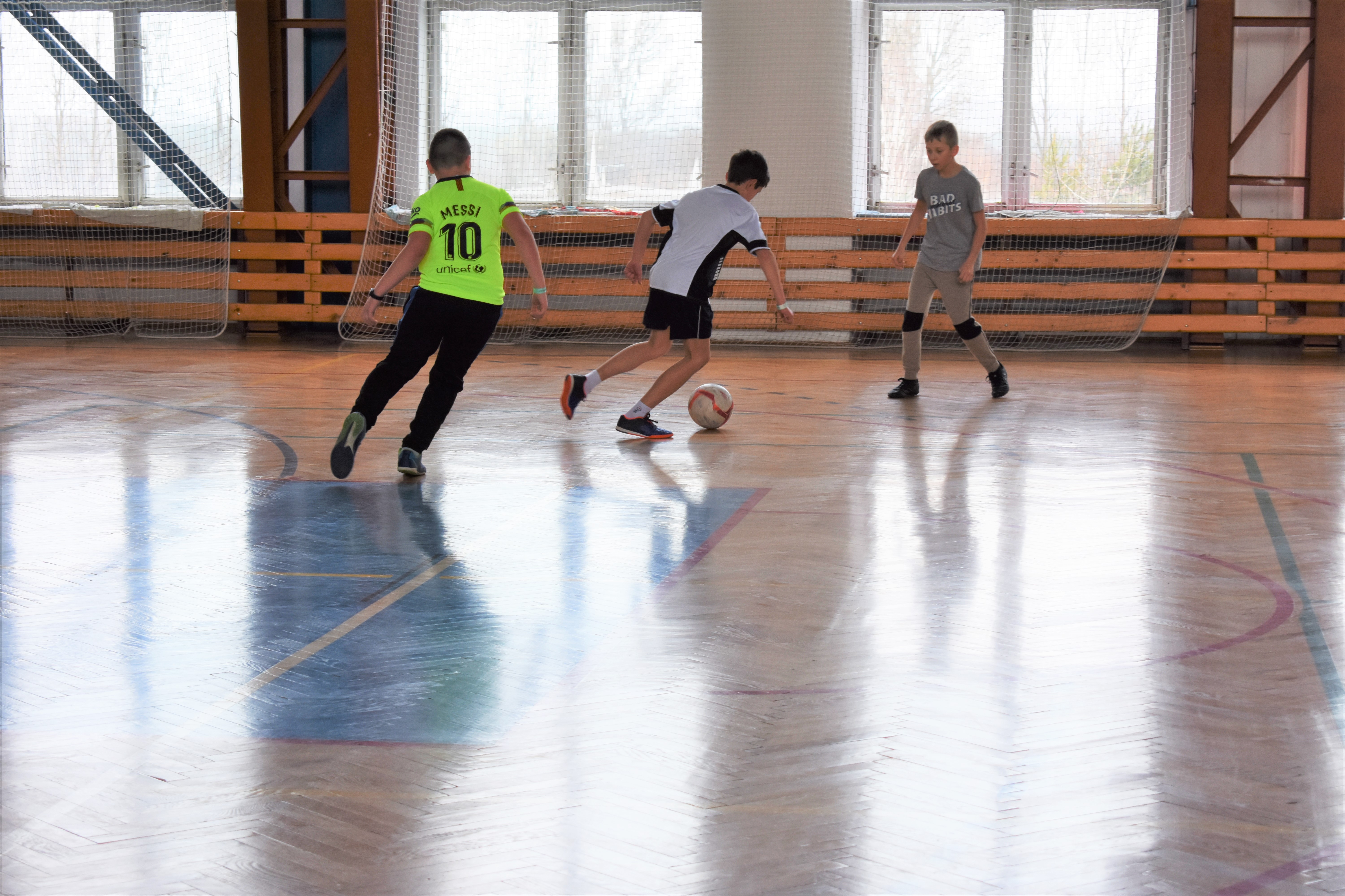Chłopcy podczas meczu piłki nożnej na hali sportowej