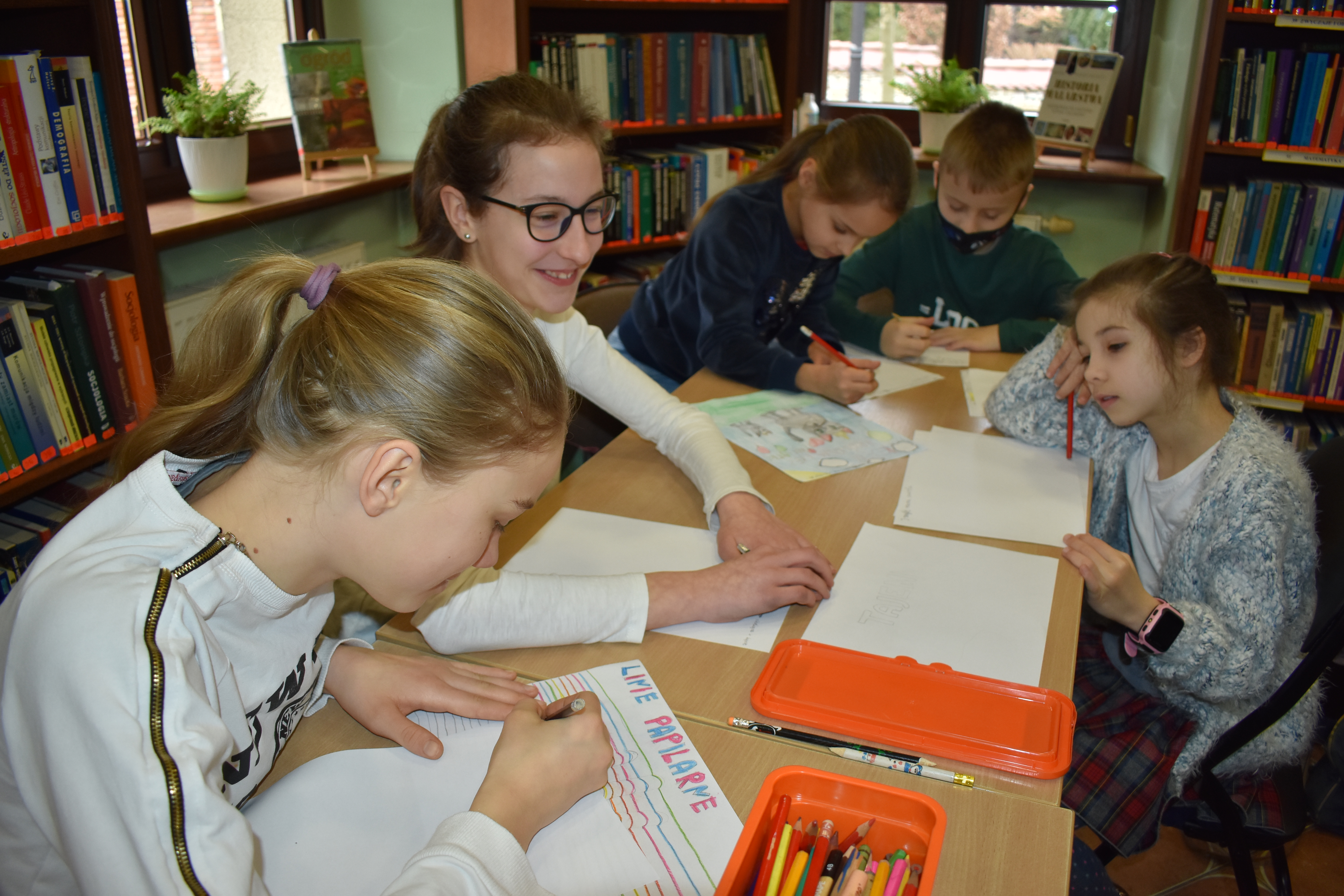 Dzieci podczas zajęć w bibliotece