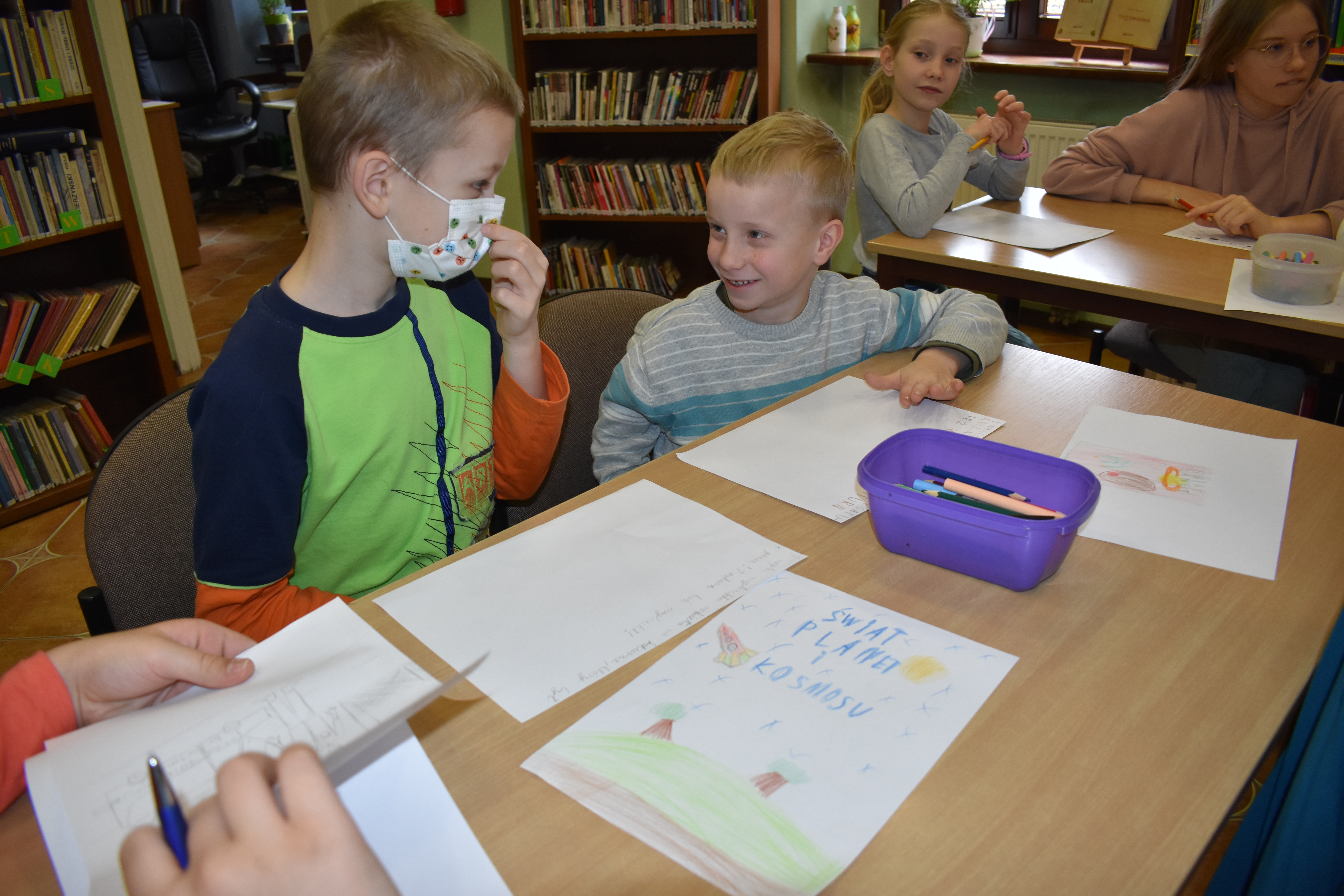 Dzieci podczas zajeć w bibliotece