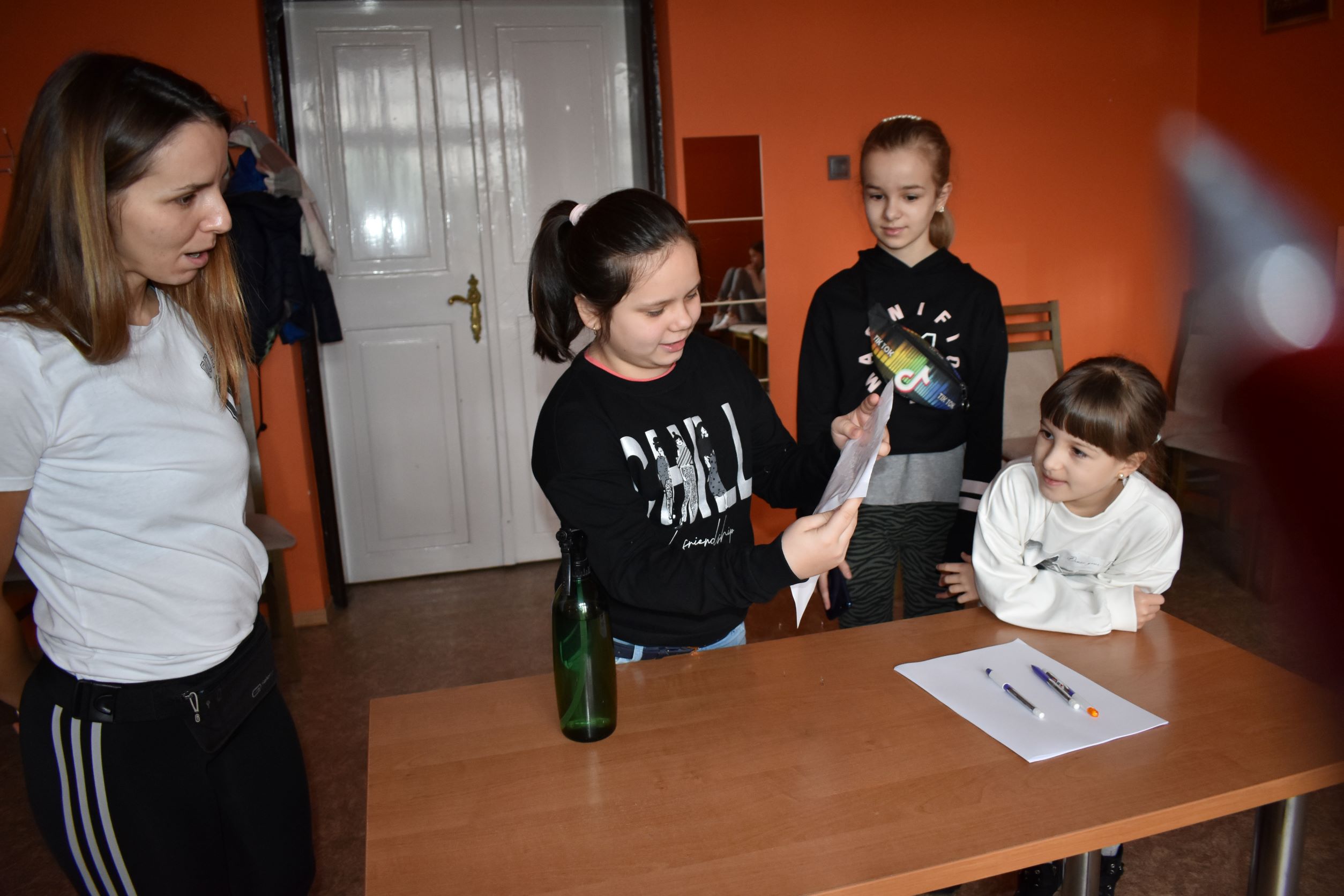 Dzieci podczas zajęć detektywistyczznych