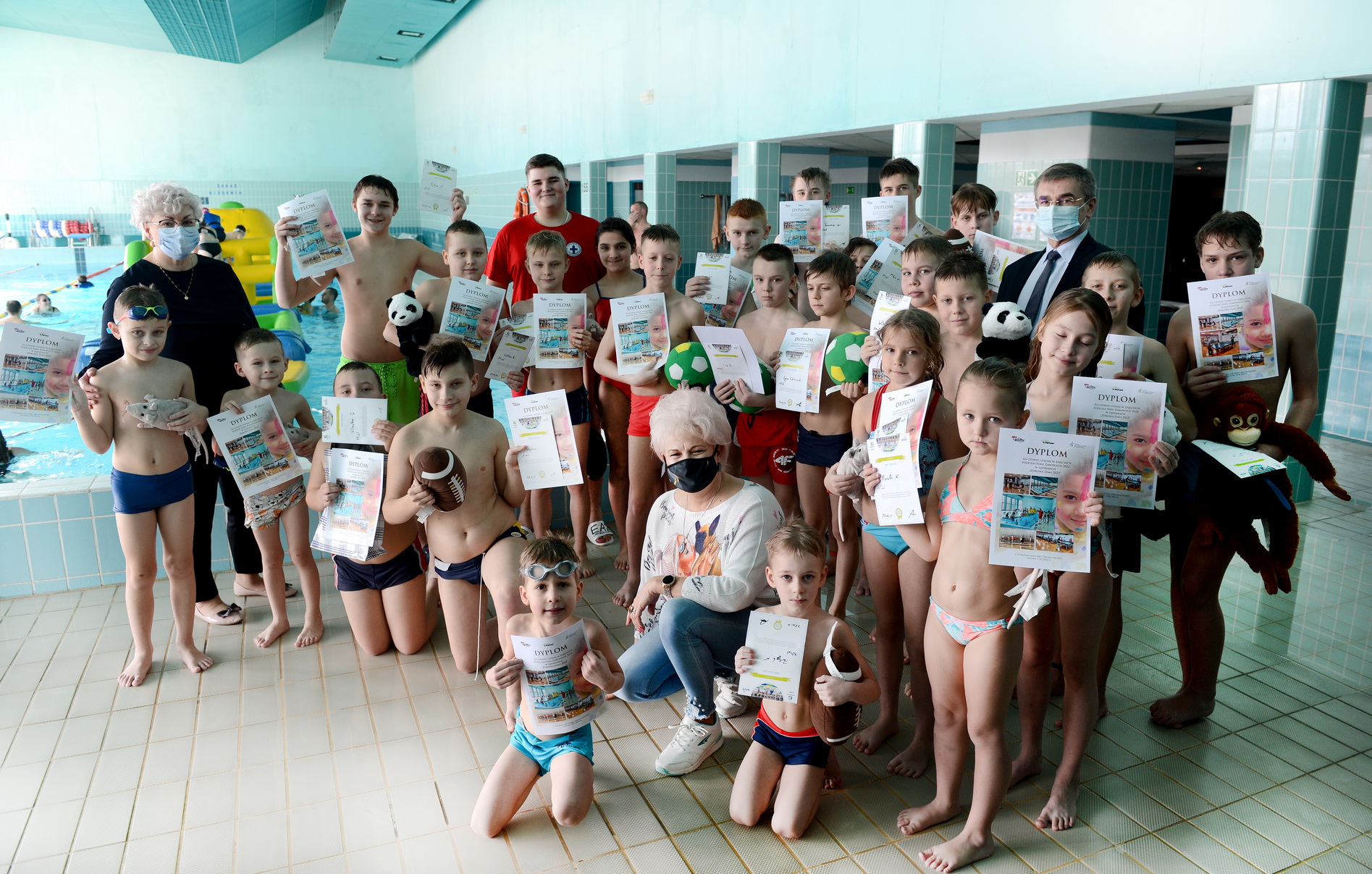 Zdjęcie grupowe z zakończenia ferii na basenie