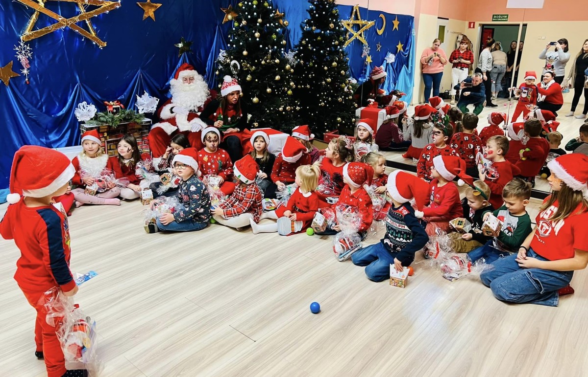 Grupa dzieci w świątecznych strojach